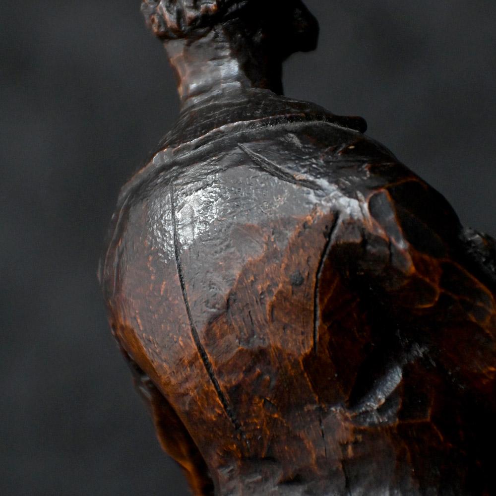 Figure de pirate du 19e siècle sculptée à la main en vente 3