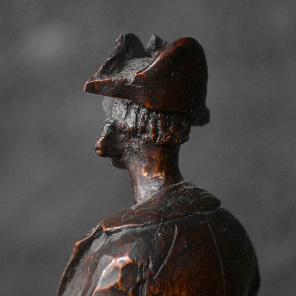 Figure de pirate du 19e siècle sculptée à la main en vente 6