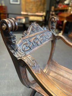 Chaise Savonarola en noyer sculptée à la main du 19ème siècle de style Henry II