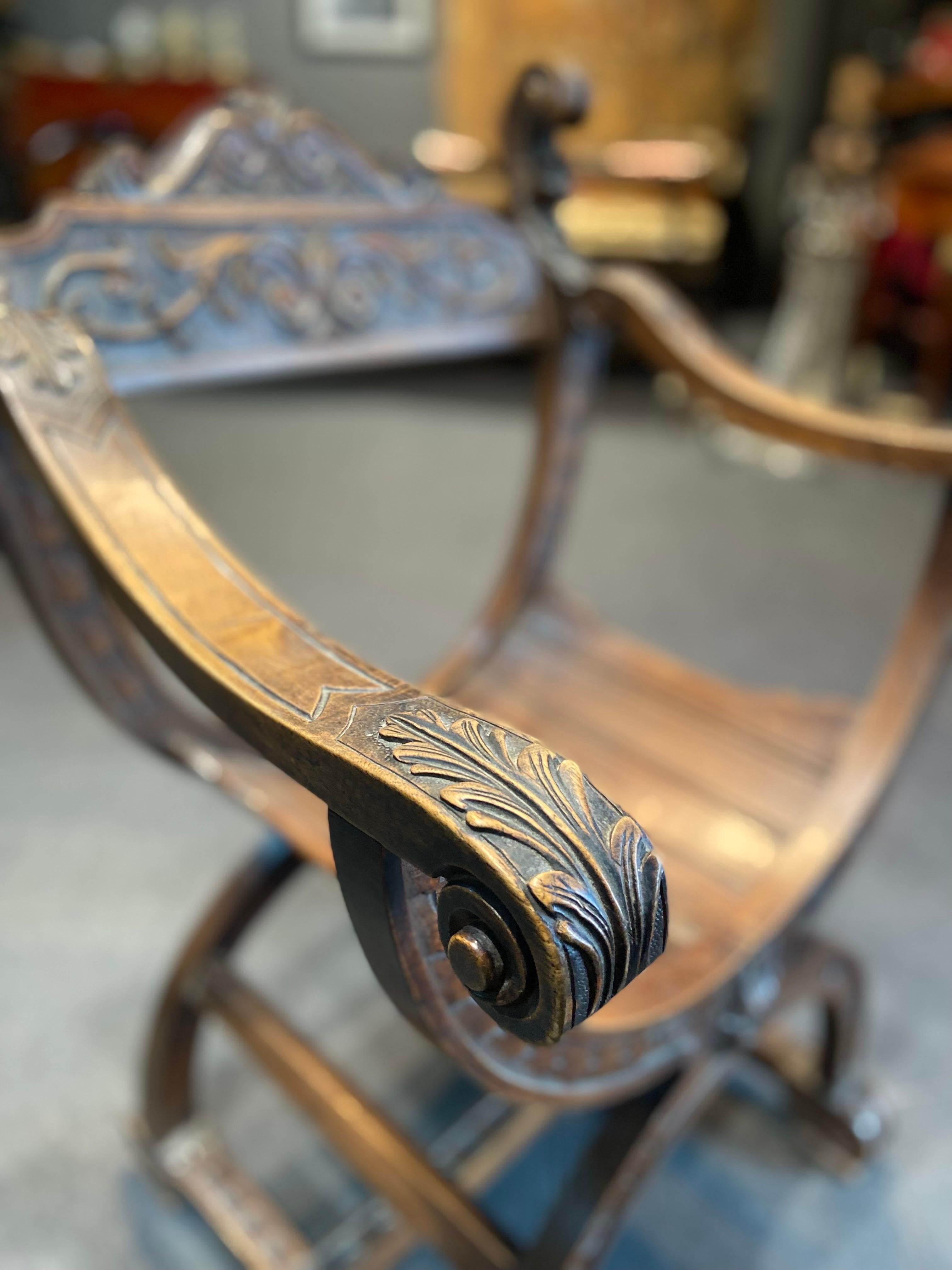 Handgeschnitzter Savonarola-Stuhl aus Nussbaumholz im Henry-II-Stil aus dem 19. Jahrhundert (Französisch) im Angebot