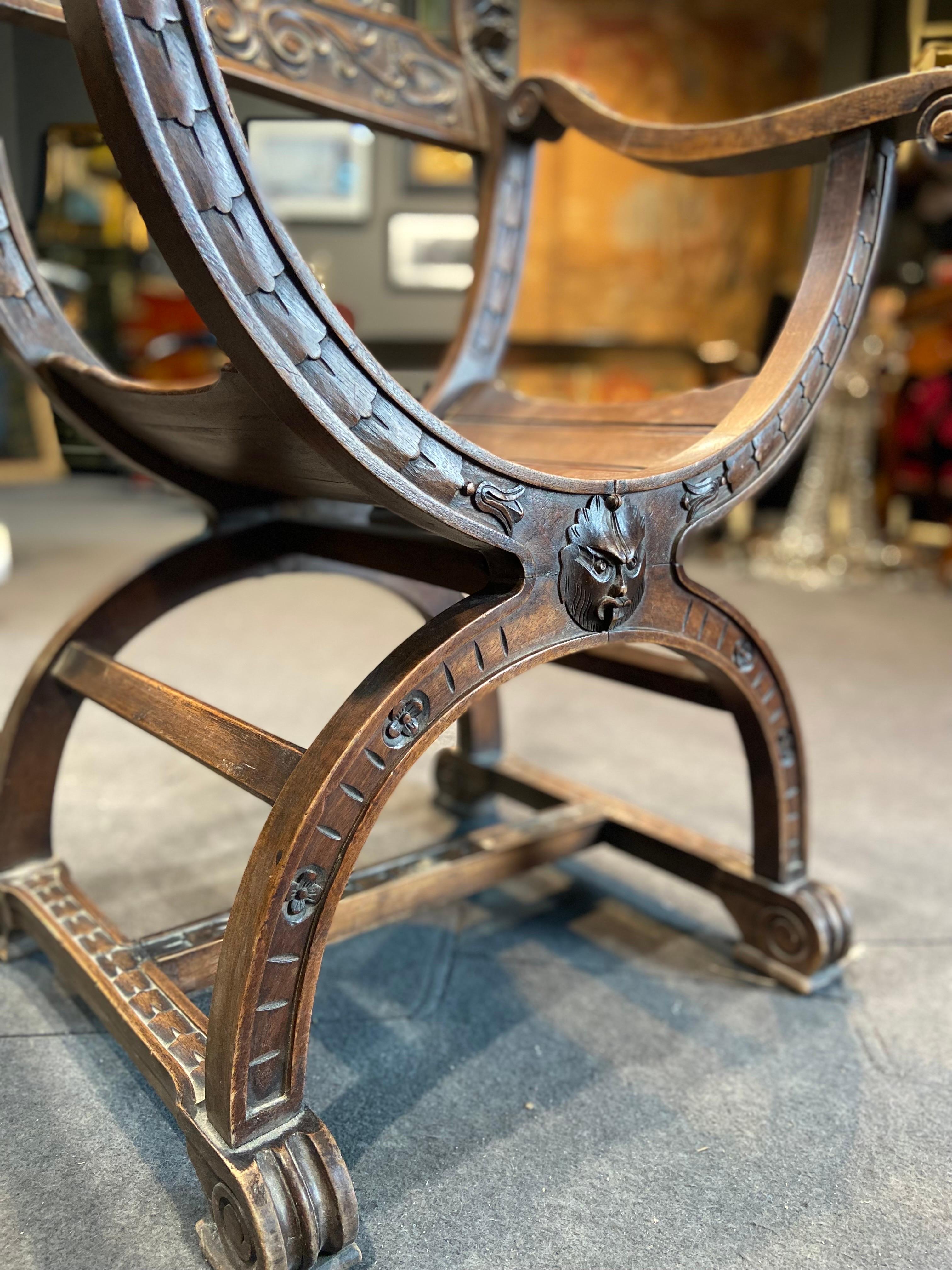 Handgeschnitzter Savonarola-Stuhl aus Nussbaumholz im Henry-II-Stil aus dem 19. Jahrhundert (Walnuss) im Angebot