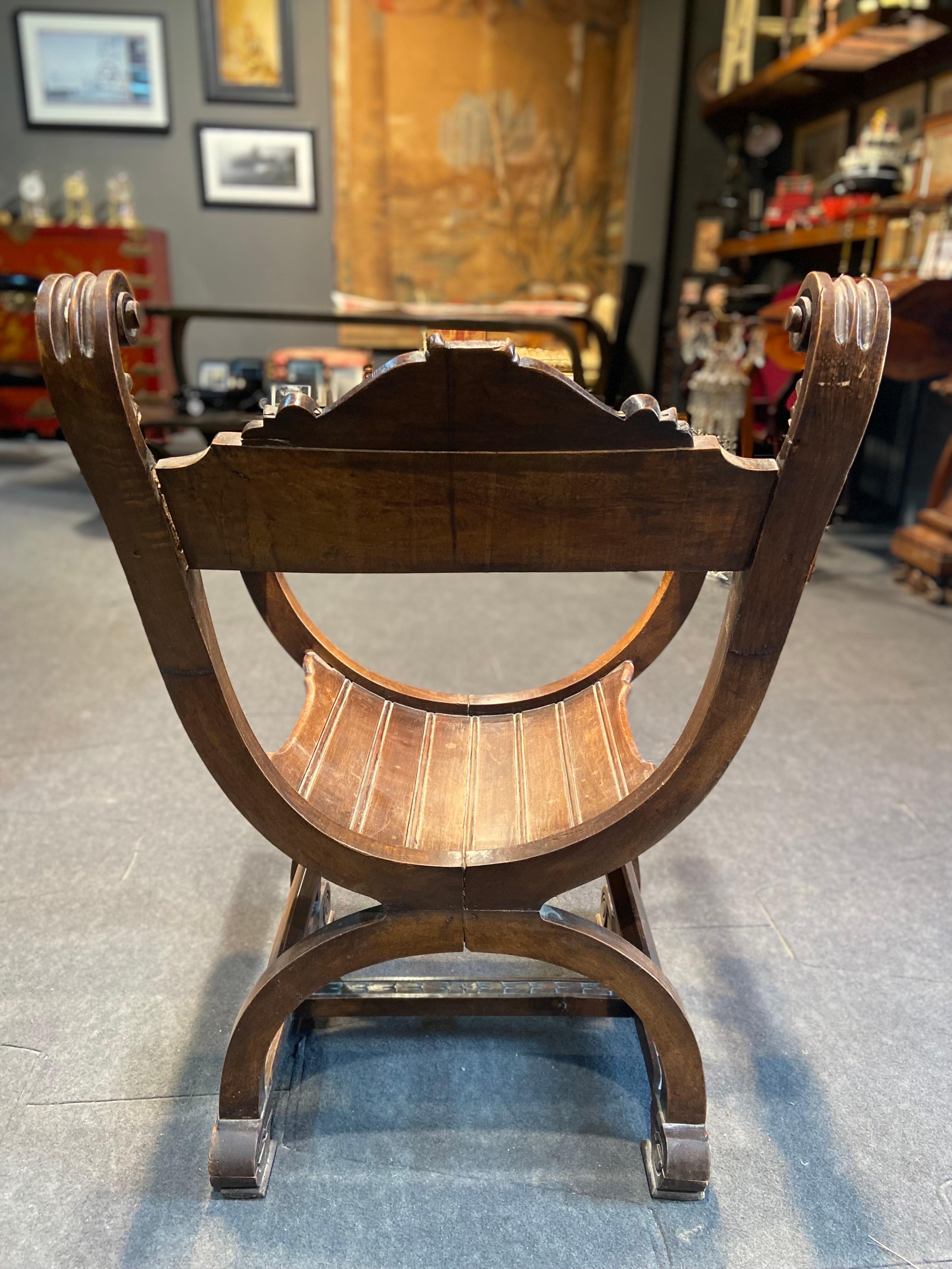 Handgeschnitzter Savonarola-Stuhl aus Nussbaumholz im Henry-II-Stil aus dem 19. Jahrhundert im Angebot 1