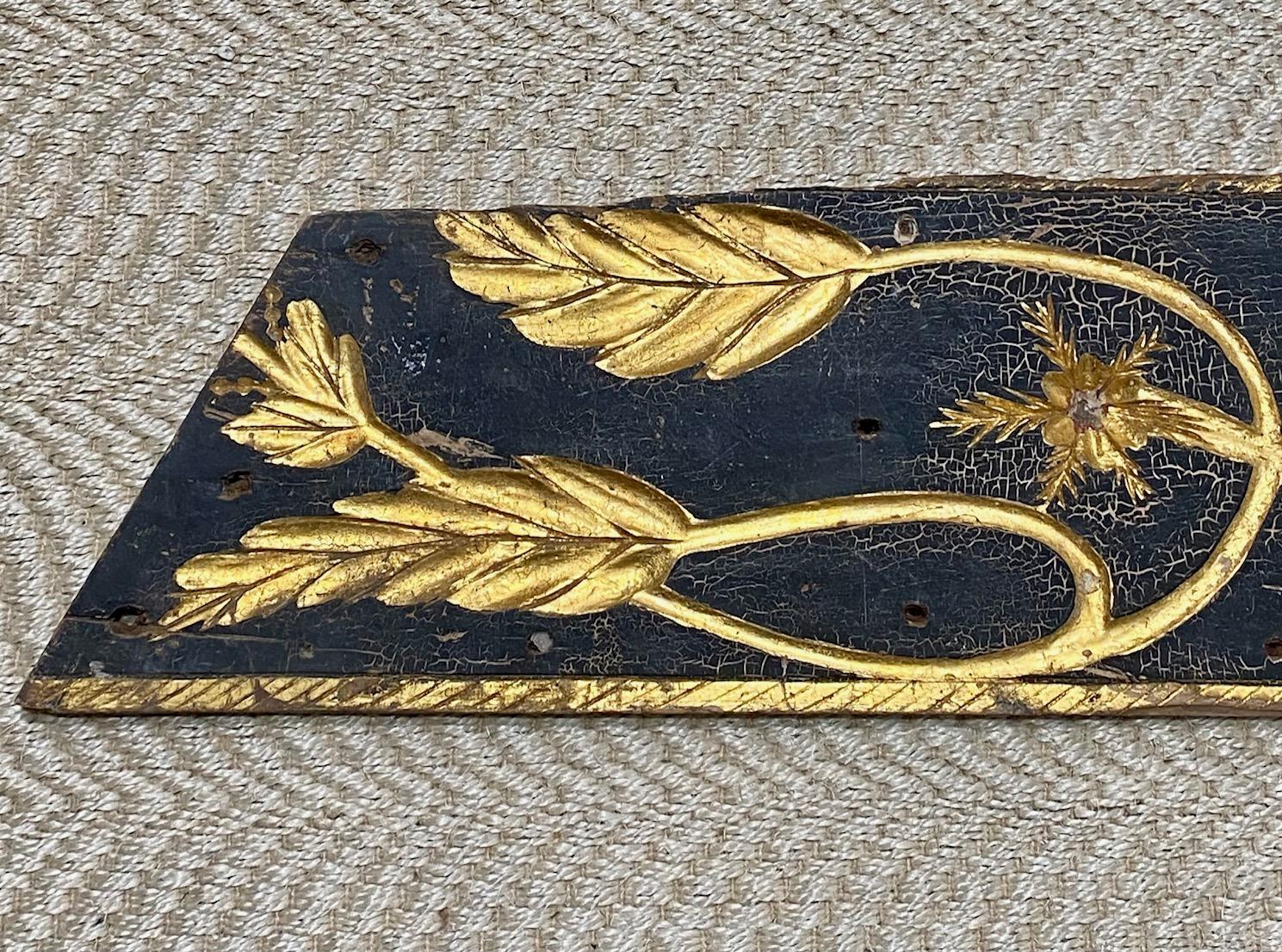 Handgeschnitzte und vergoldete Schiffstafel des 19. Jahrhunderts, zweite Hälfte des 19. Jahrhunderts, eine geschnitzte und geformte Tafel, die nach oben gebogen ist und sich zur Spitze hin verjüngt, mit eingeschnittenen oder versenkten, reliefartig