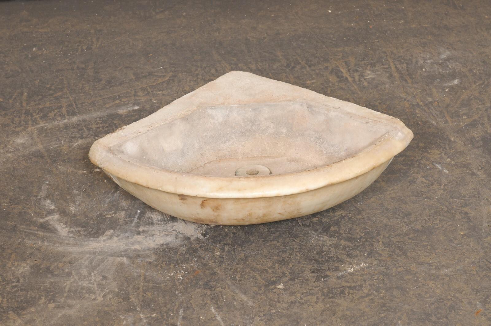 Évier d'angle en pierre du XIXe siècle, sculpté à la main, provenant d'Espagne en vente 5
