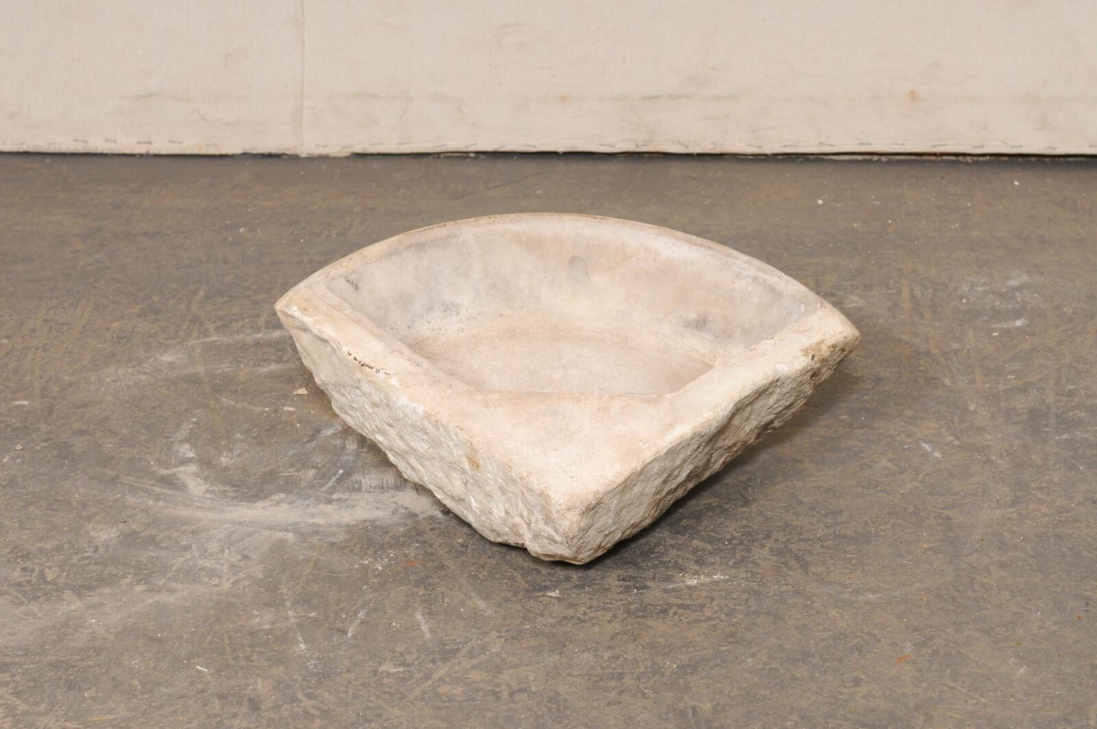 Évier d'angle en pierre du XIXe siècle, sculpté à la main, provenant d'Espagne en vente 1
