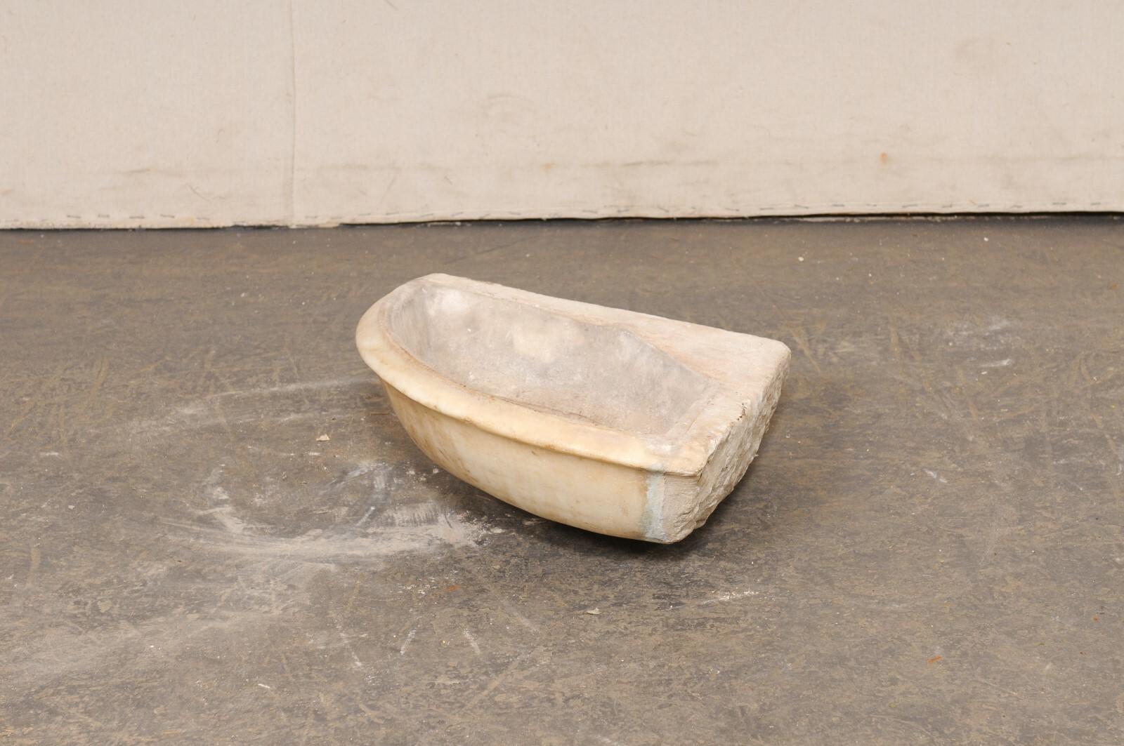 Évier d'angle en pierre du XIXe siècle, sculpté à la main, provenant d'Espagne en vente 3