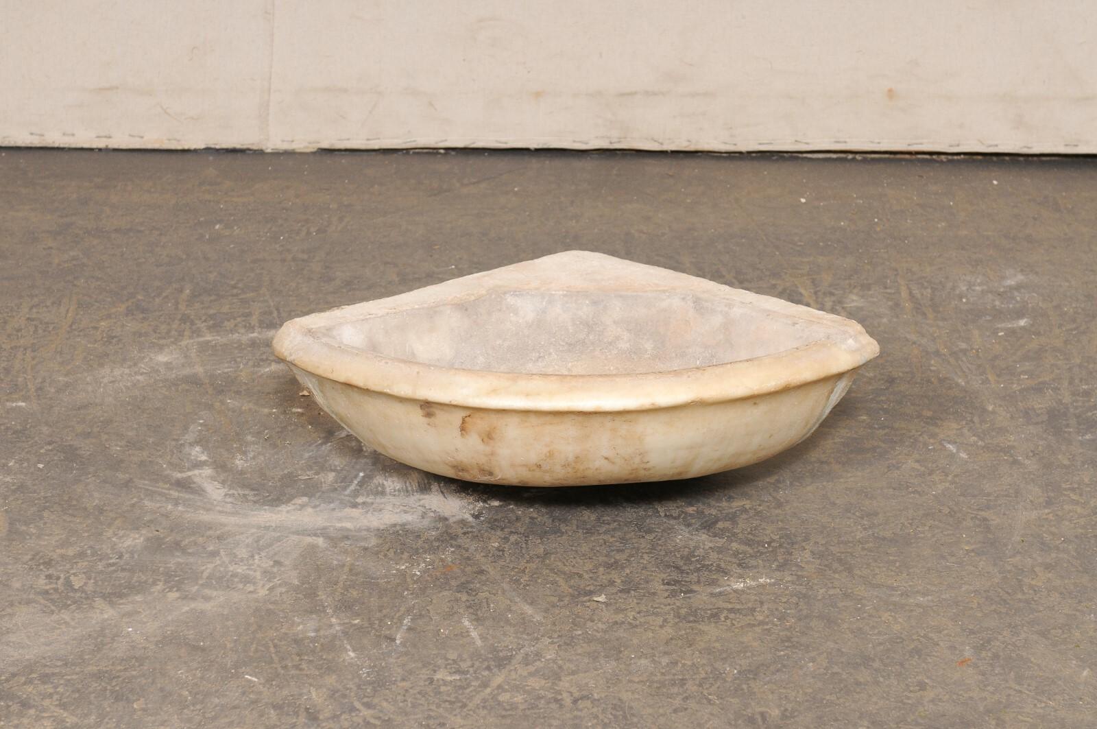Évier d'angle en pierre du XIXe siècle, sculpté à la main, provenant d'Espagne en vente 4