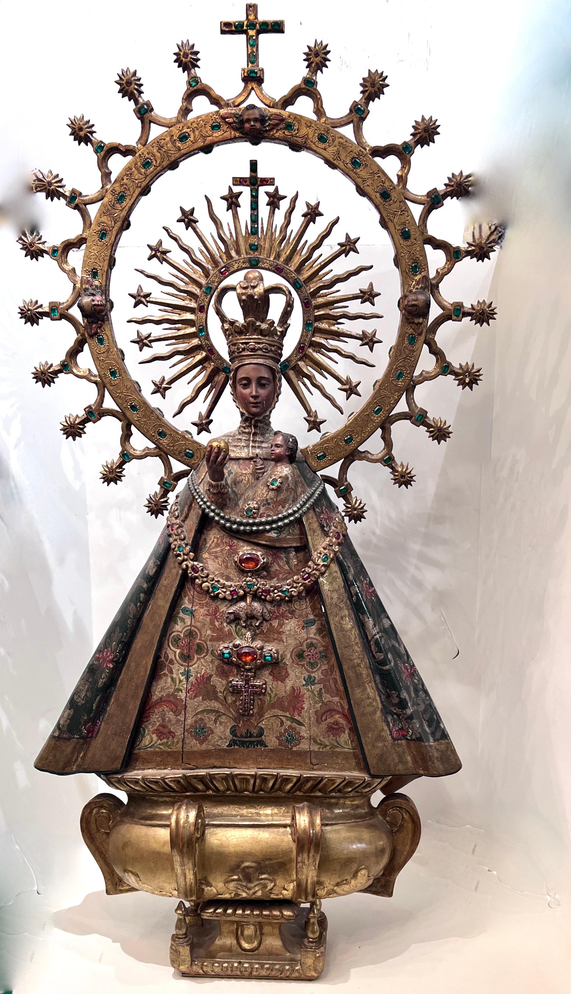 Mexicain « Virgen de Atocha », sculpté à la main au 19ème siècle, avec bijoux et chérubins incrustés en vente