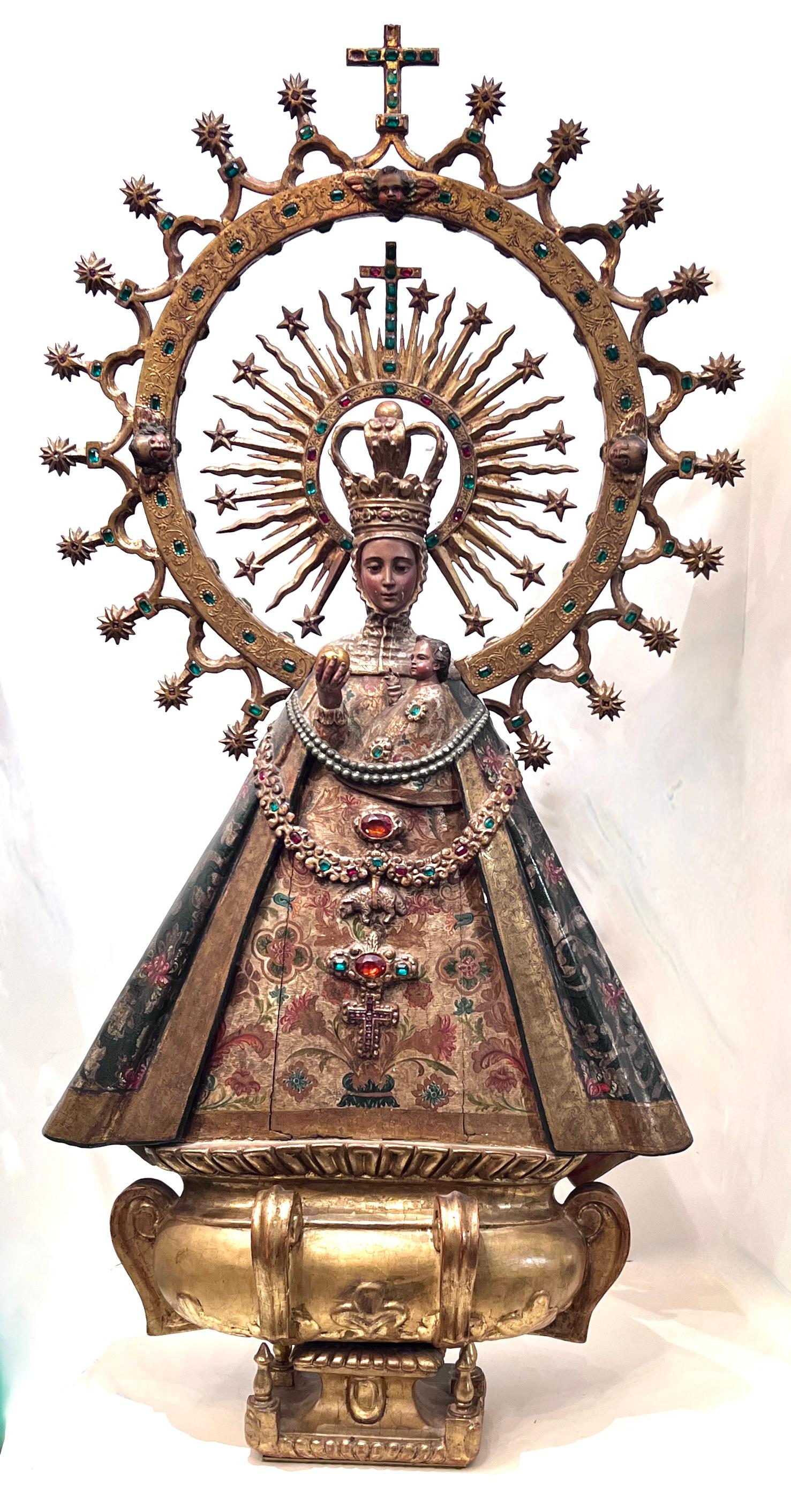 « Virgen de Atocha », sculpté à la main au 19ème siècle, avec bijoux et chérubins incrustés Bon état - En vente à Los Angeles, CA
