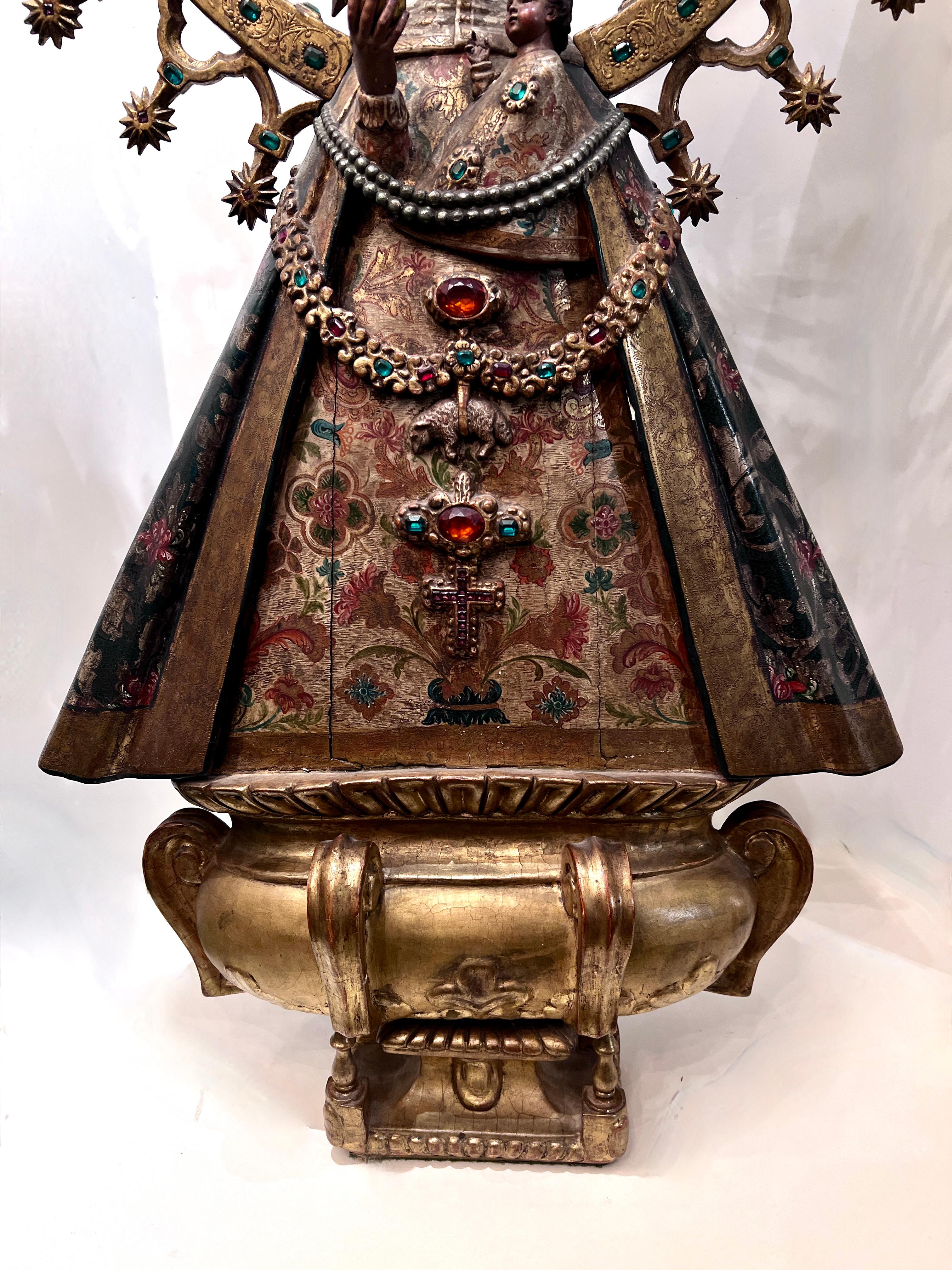 Multi-pierres « Virgen de Atocha », sculpté à la main au 19ème siècle, avec bijoux et chérubins incrustés en vente