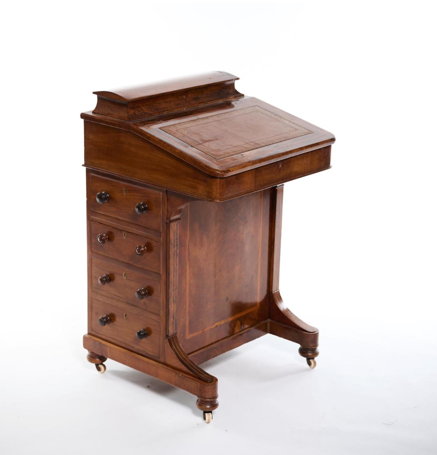 Davenport desk in walnut and burlwood veneer, inlaid in filleted frames, opening with two flaps, one of which is stepped, the first revealing an inkwell and letter compartment, The second, trimmed with fawn leather and gilded with small irons,