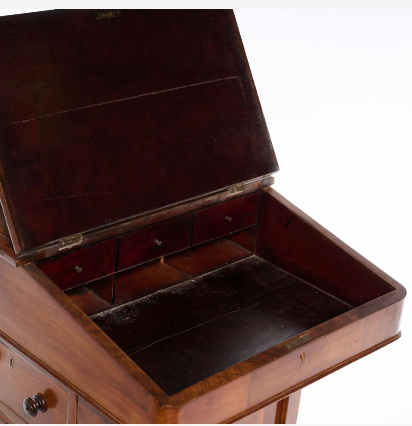 Handgeschnitzter Davenport-Schreibtisch aus Nussbaumholz aus dem 19. Jahrhundert, hergestellt in England im Zustand „Relativ gut“ im Angebot in Sofia, BG