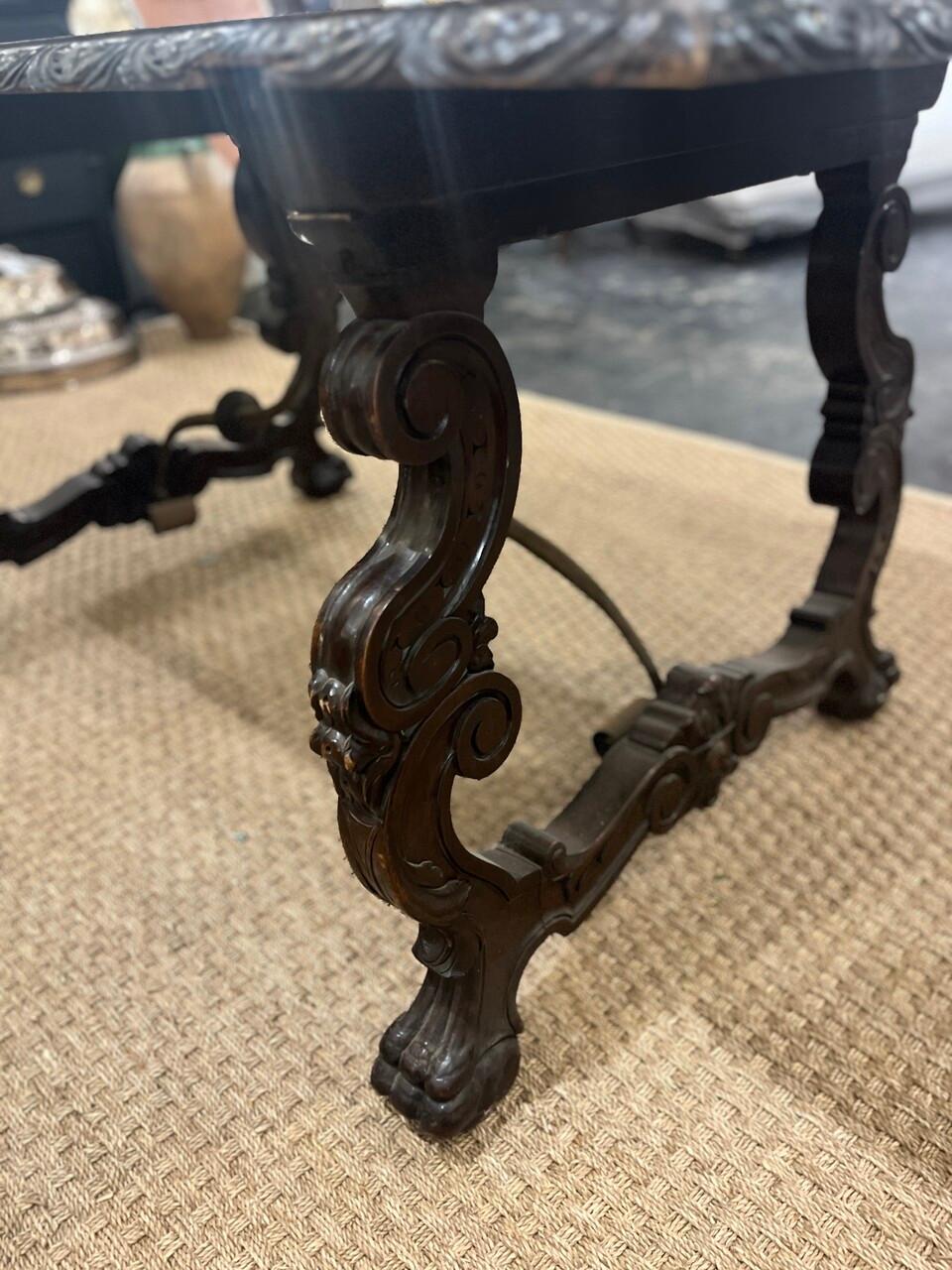 Tavolo revival spagnolo in noce intagliato a mano del XIX secolo In condizioni buone in vendita a Houston, TX