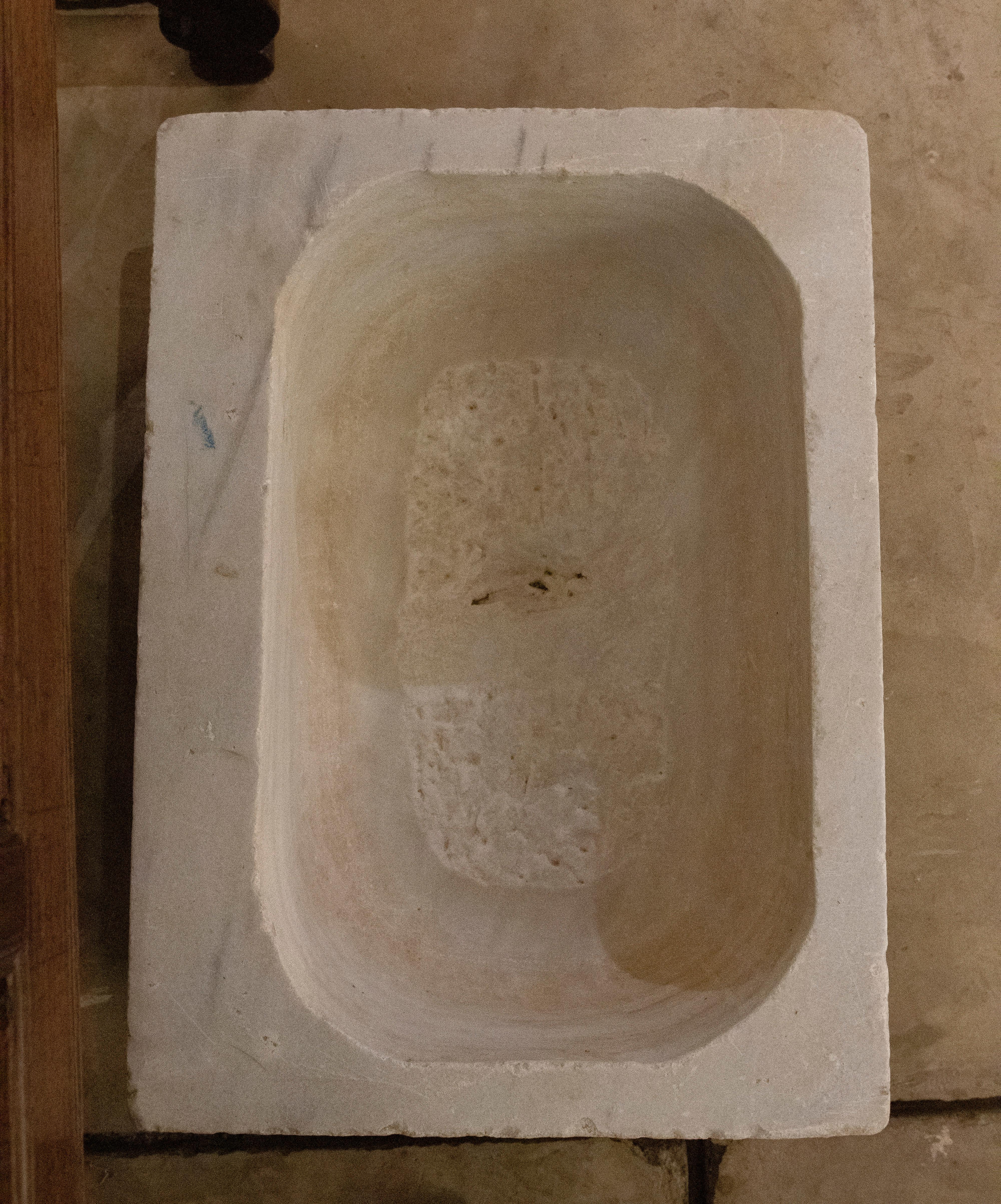 19th Century Hand-Carved White Marble Washbasin For Sale 6