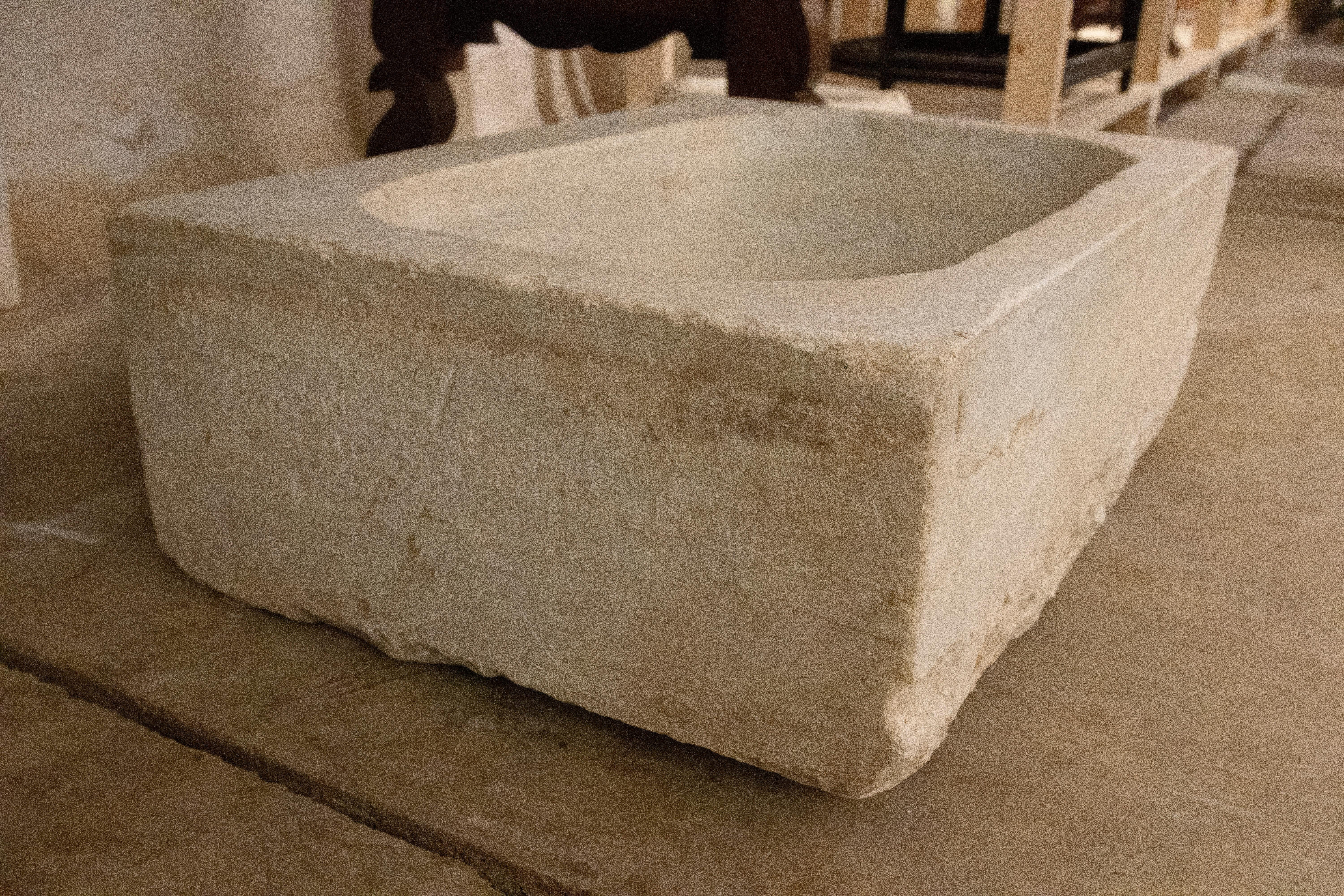 19th Century Hand-Carved White Marble Washbasin For Sale 4
