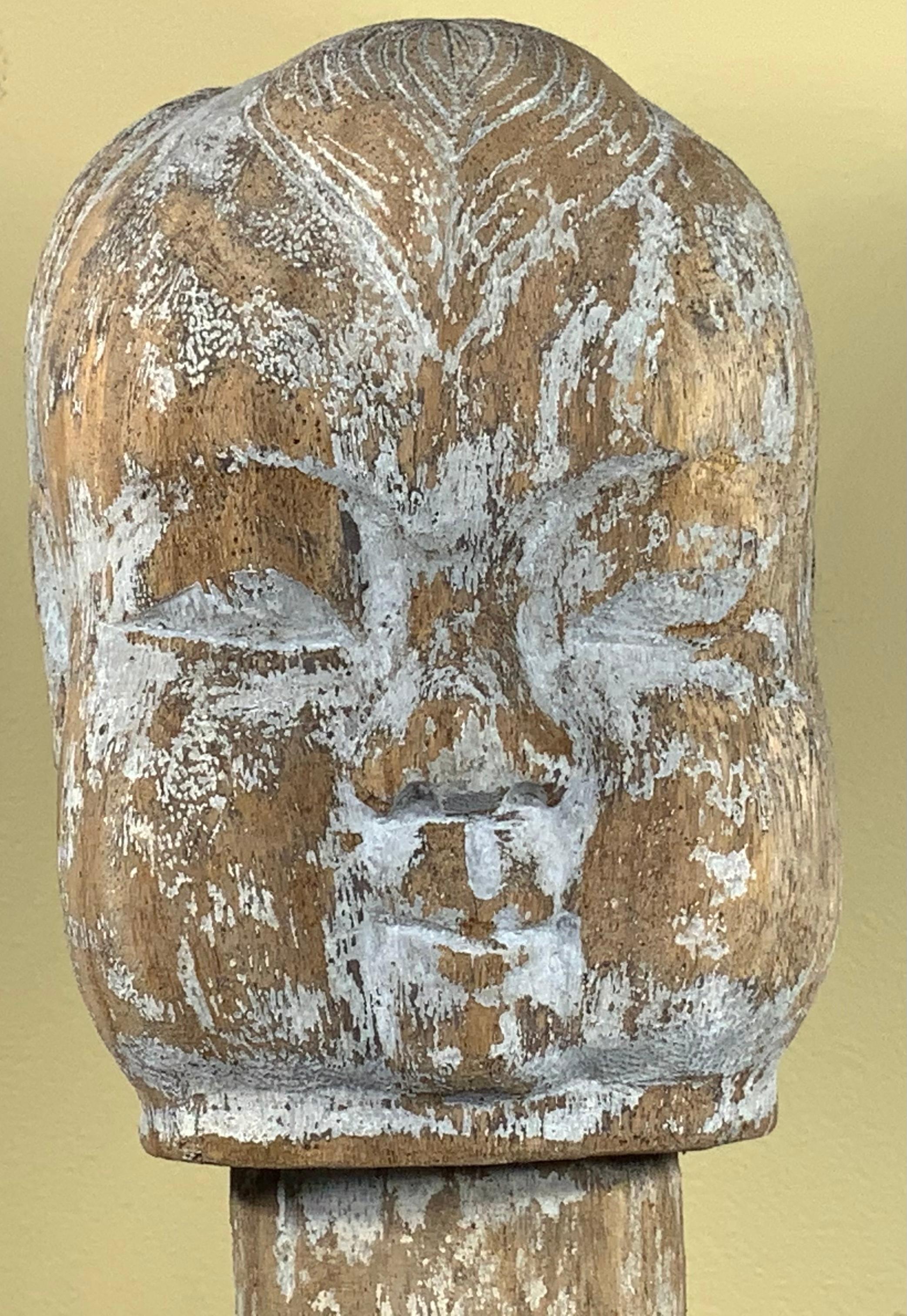 Visage de moine en bois sculpté à la main au 19e siècle en vente 2