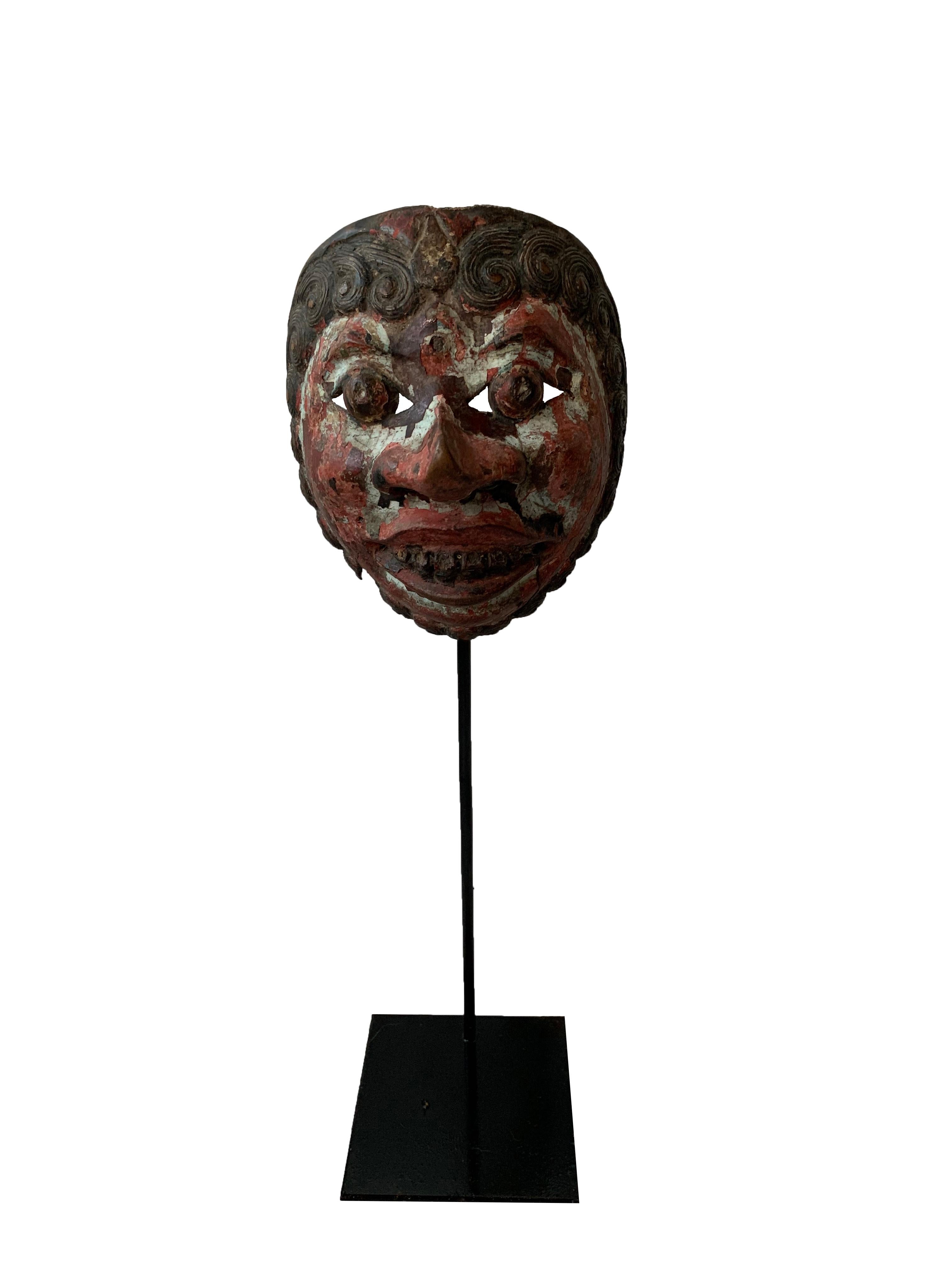 Eine sichtlich alte Maske aus dem javanischen Maskentheater 