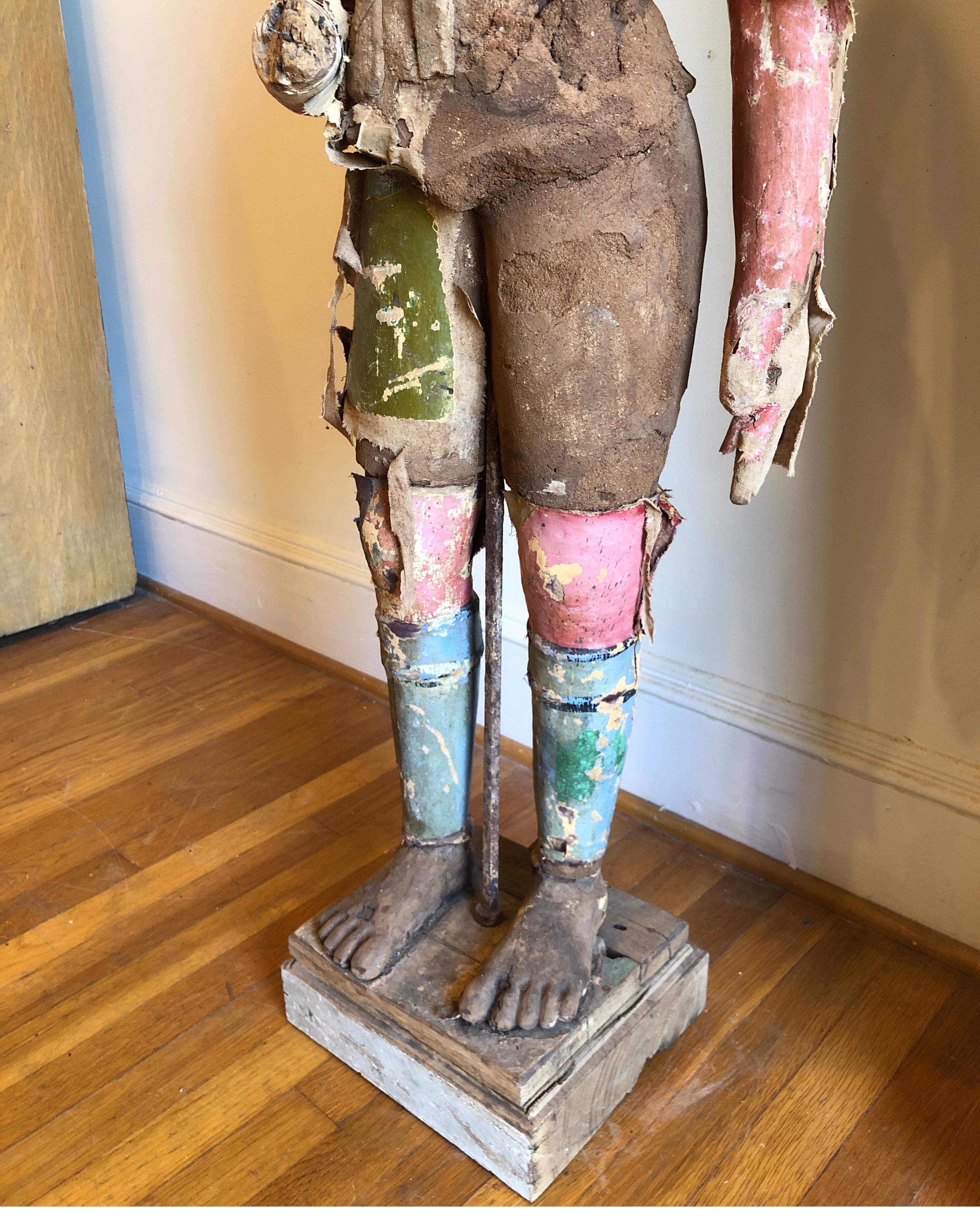 Figurine indienne à grande échelle en bois sculpté à la main du 19e siècle en vente 3