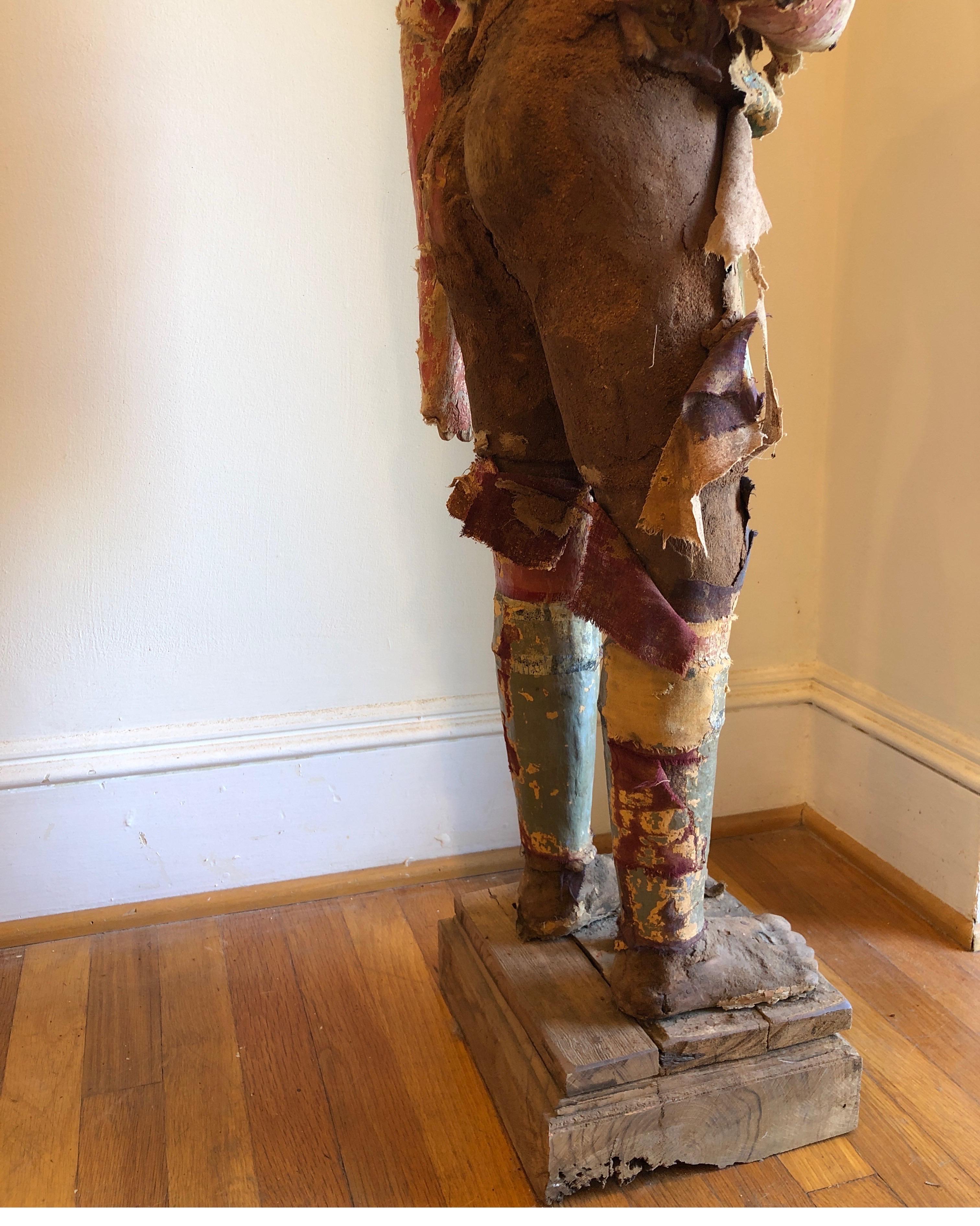 Figurine indienne à grande échelle en bois sculpté à la main du 19e siècle Abîmé - En vente à Los Angeles, CA