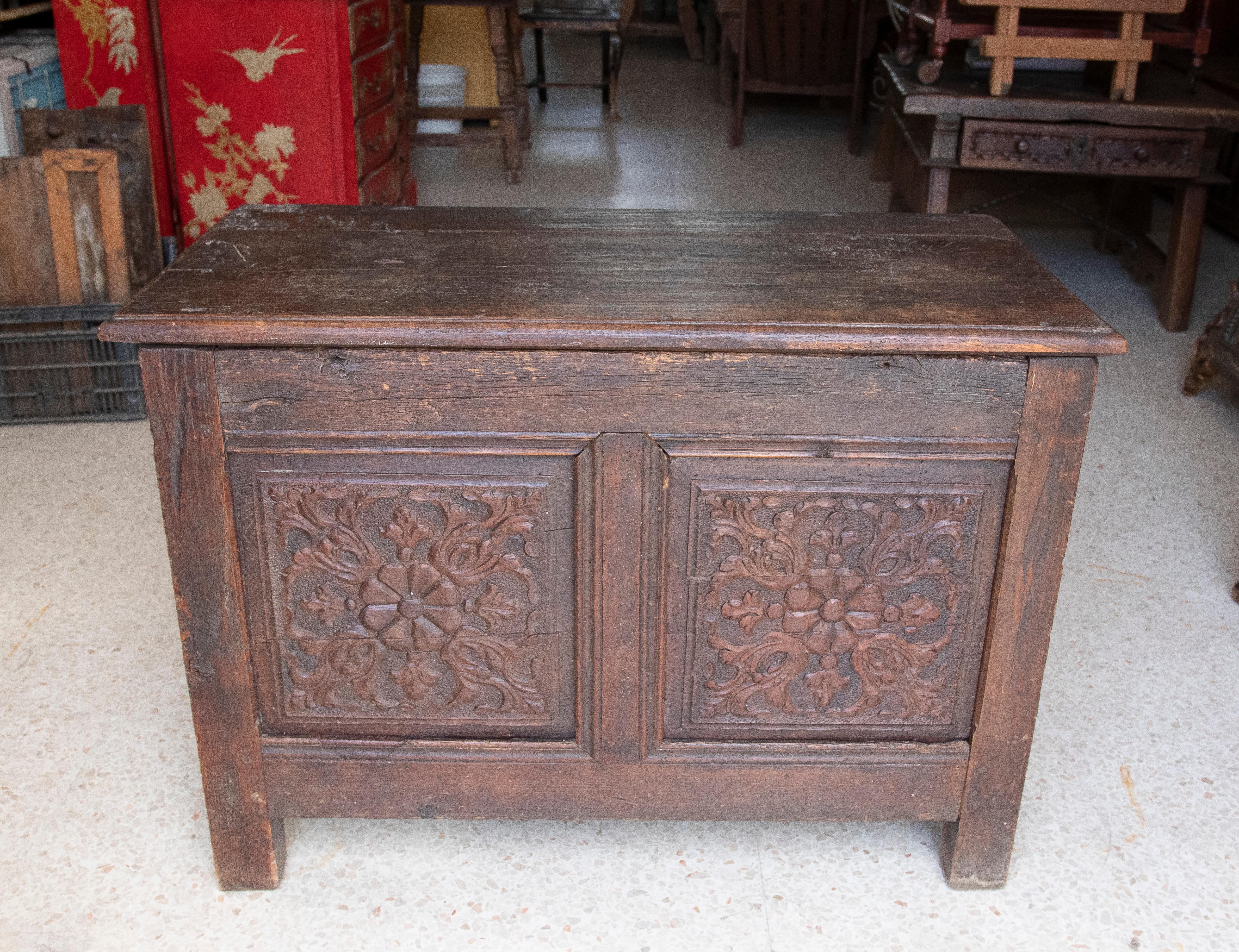 19th Century Hand-Carved Wooden Trunk In Good Condition For Sale In Marbella, ES