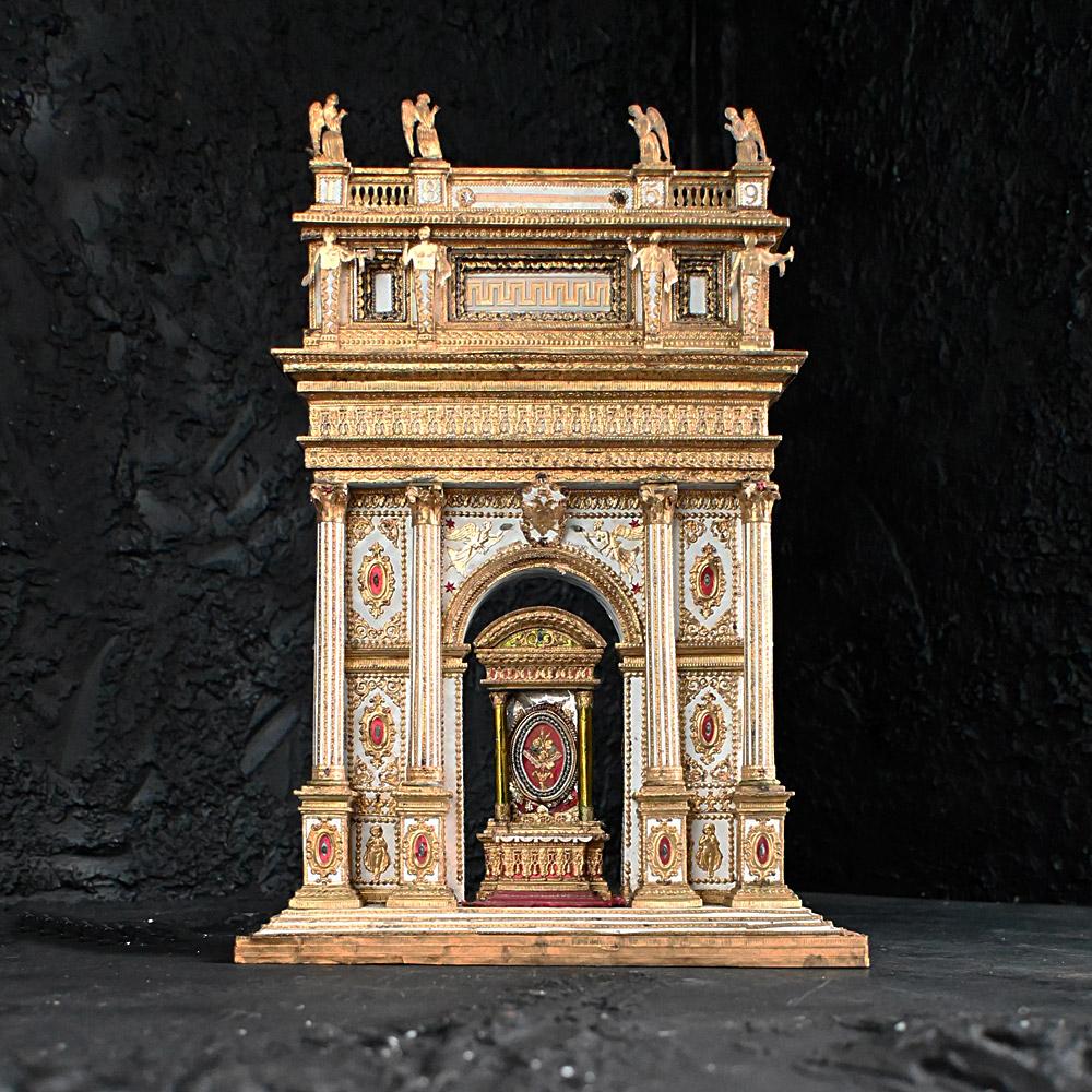 Diorama d'autel d'église du 19e siècle, réalisé à la main 
Importante maquette d'autel en papier sur pin du XIXe siècle. Recouvert d'une décoration en papier à la feuille d'or avec des anges à la couronne, des colonnes centrales, des marches en
