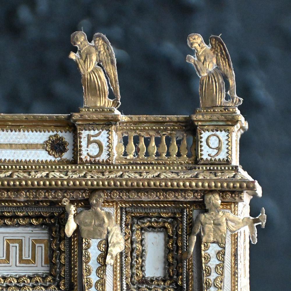 Fait main Diorama d'autel d'église du 19e siècle, réalisé à la main  en vente