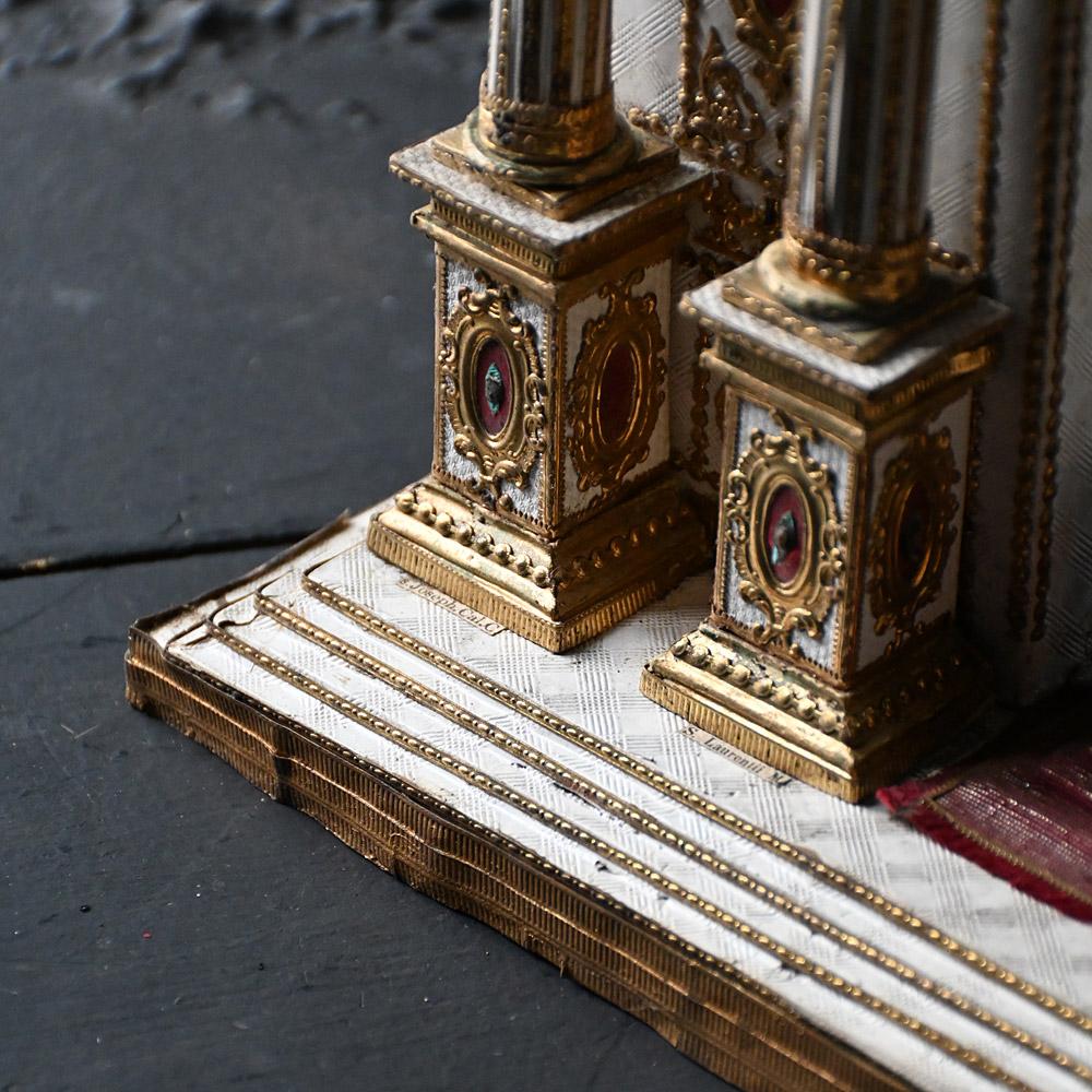 Pin Diorama d'autel d'église du 19e siècle, réalisé à la main  en vente