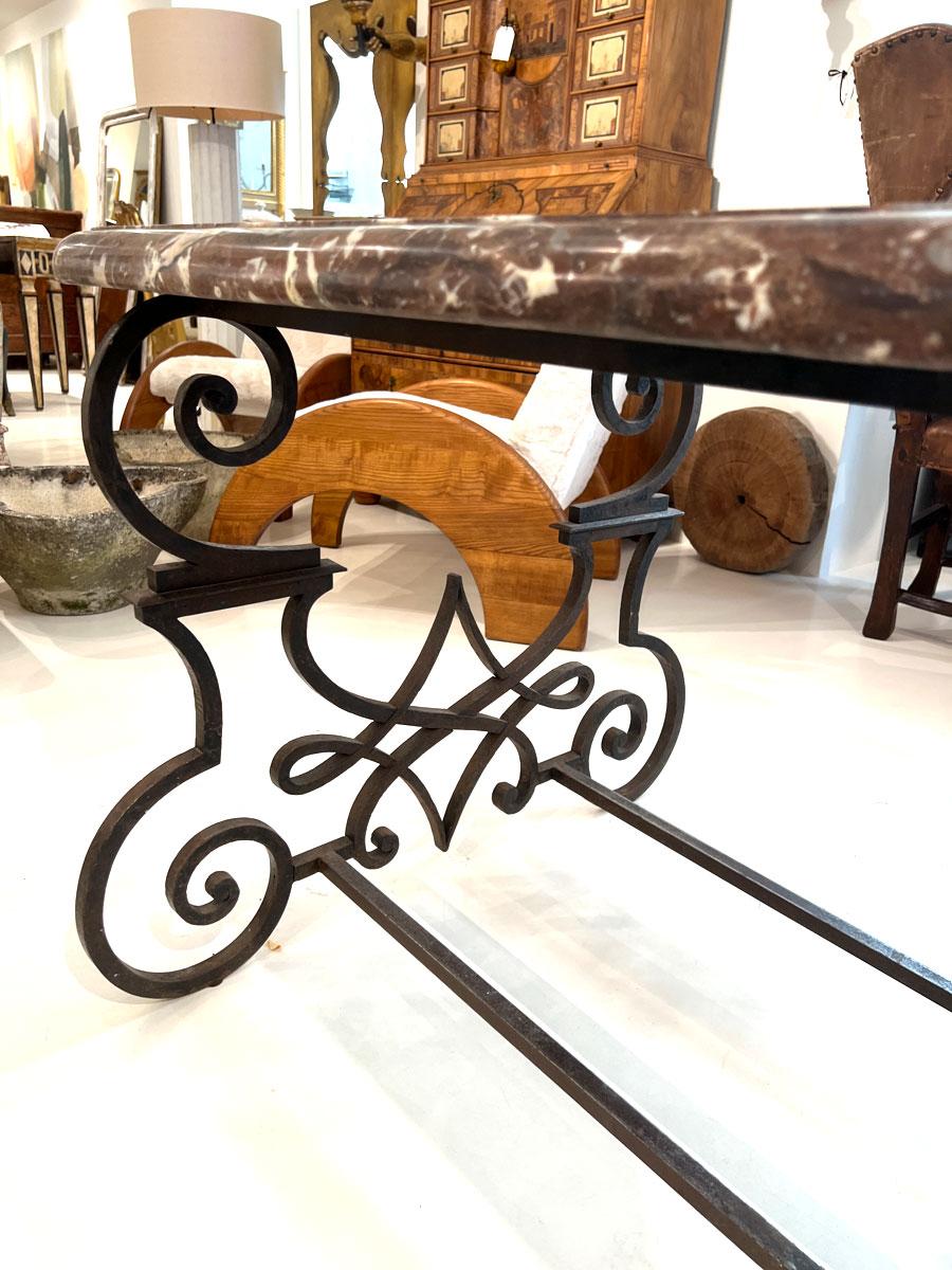 Table de salle à manger du 19e siècle en fer forgé à la main avec plateau en marbre conforme État moyen - En vente à New Orleans, LA