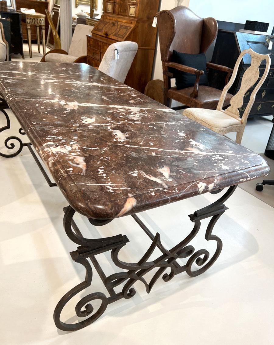 XIXe siècle Table de salle à manger du 19e siècle en fer forgé à la main avec plateau en marbre conforme en vente