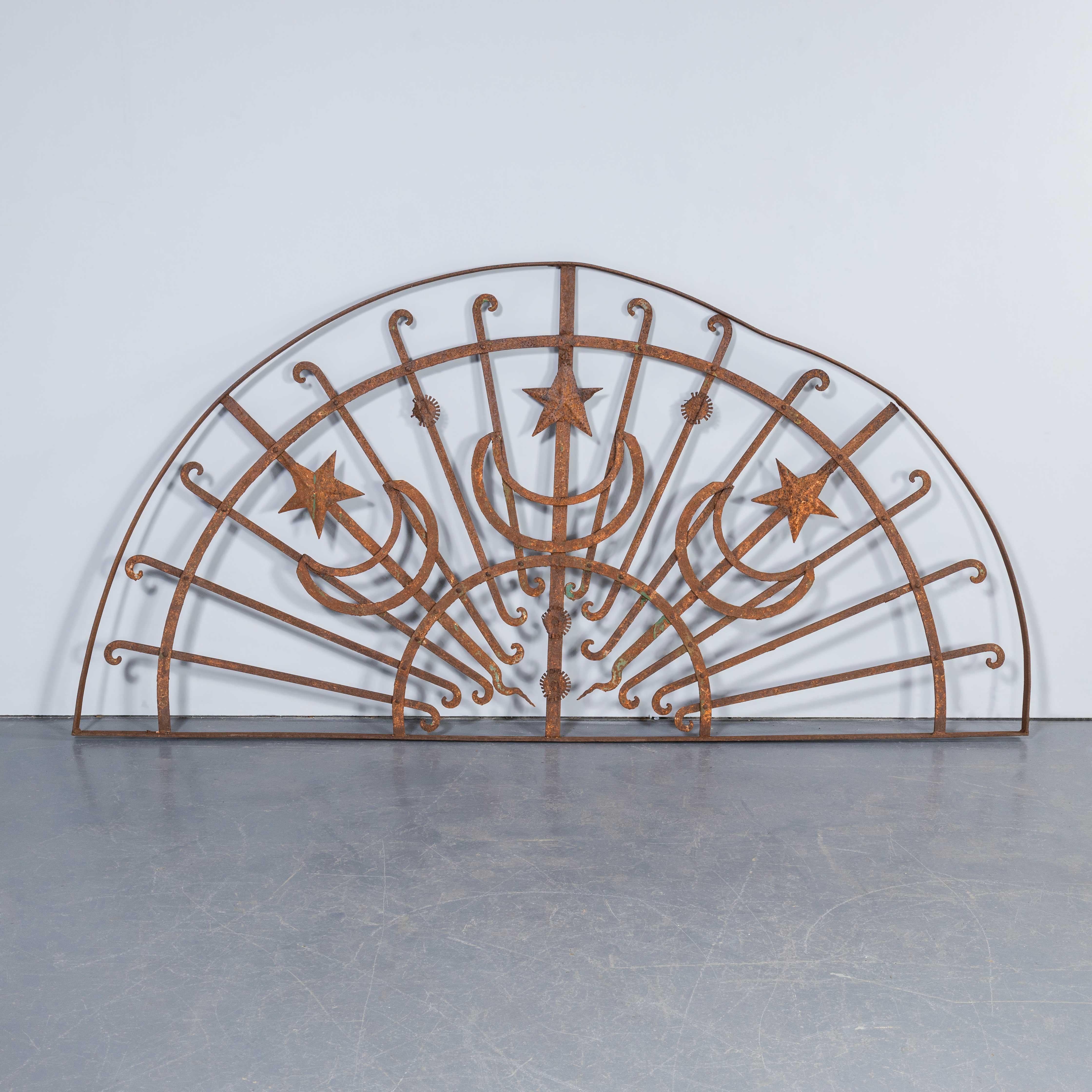 Arche de porte en fer forgé du 19e siècle. 
D'origine française, cette pièce en fer forgé est destinée à être placée au-dessus d'une porte ou d'un portail et à ajouter un élément de sécurité et un détail décoratif.

Rapport d'atelier :
Notre équipe