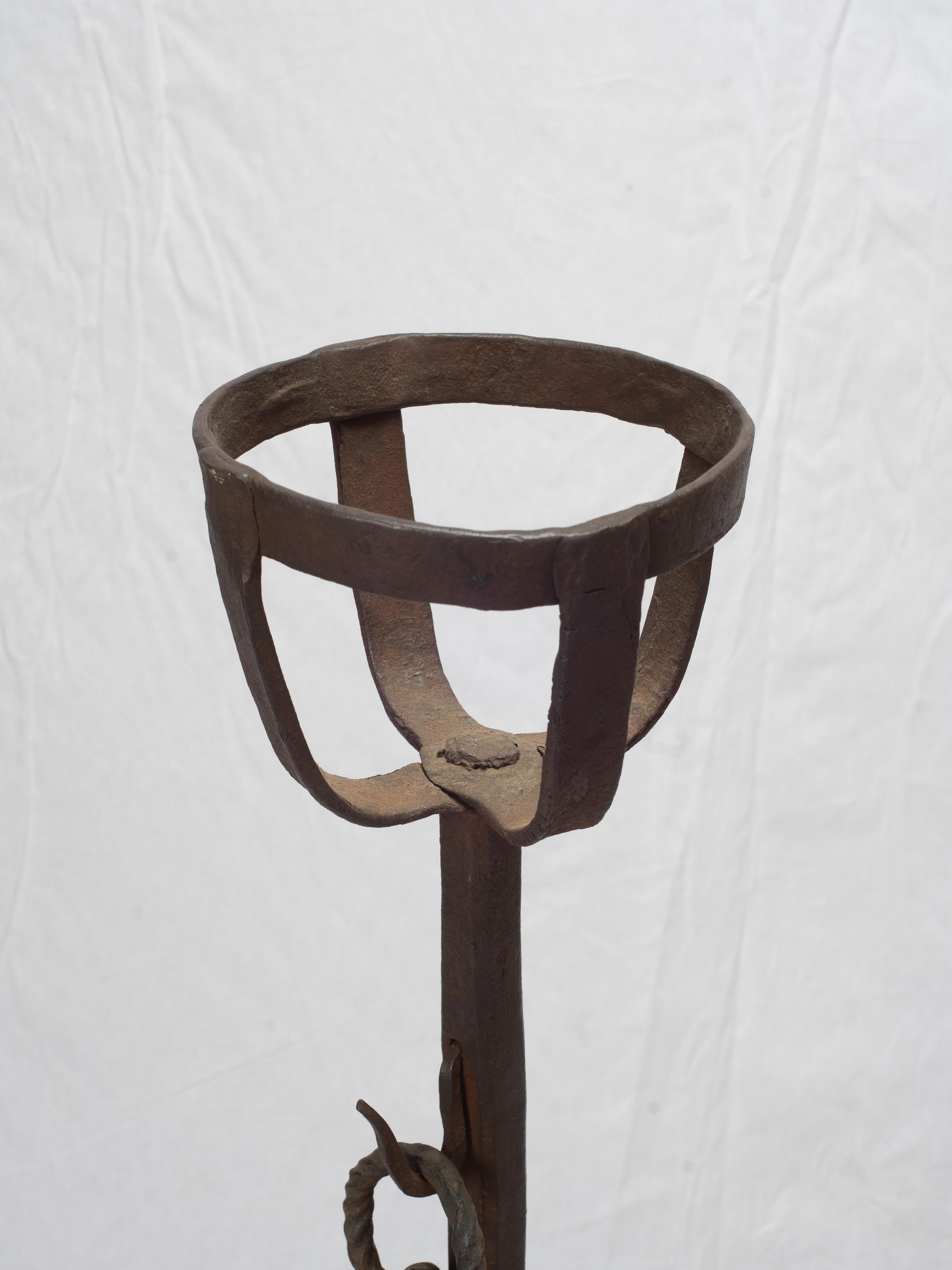 19th Century Hand Forged Spanish Blackened Iron Hearth Warmer im Angebot 2