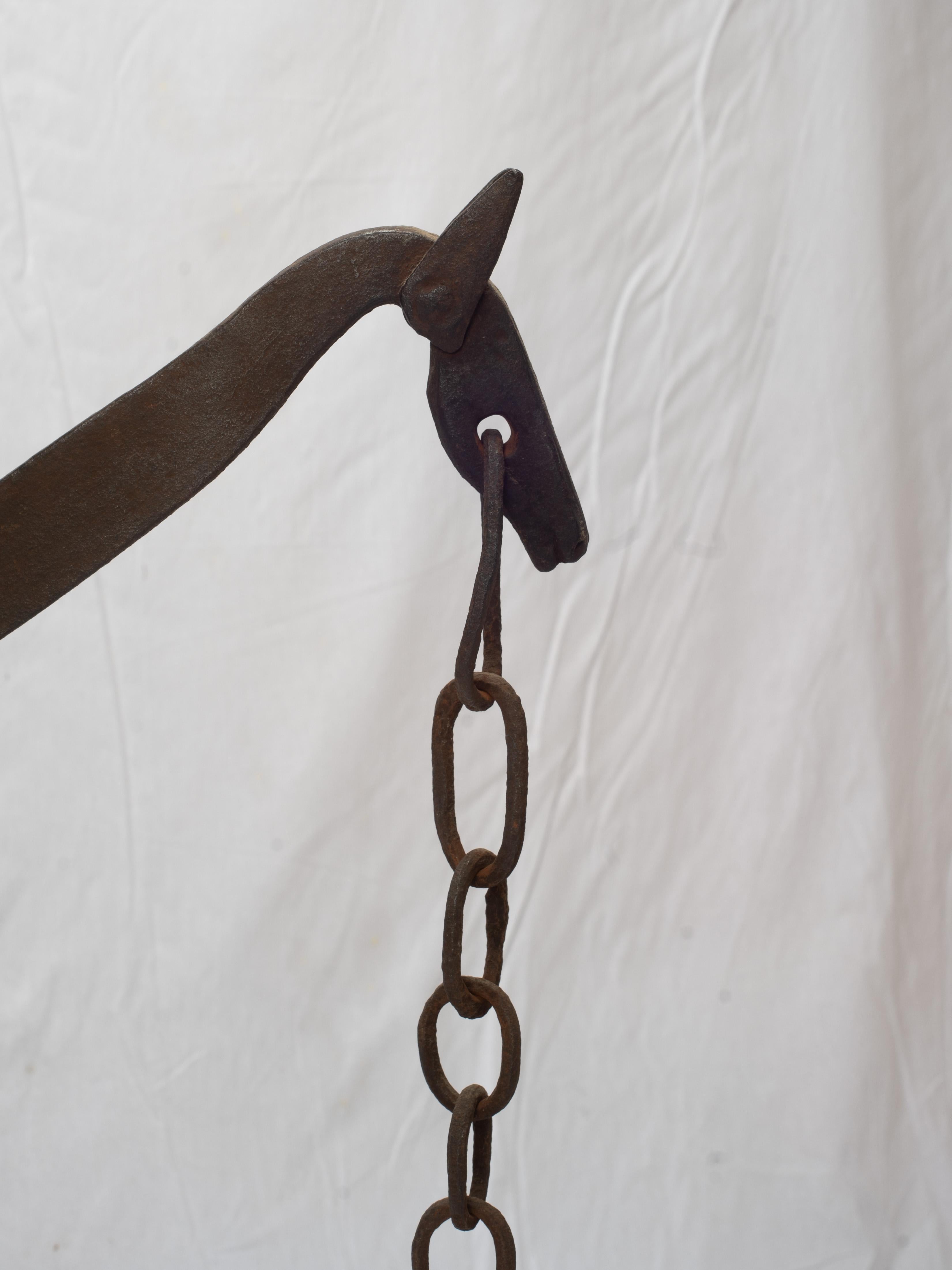 19th Century Hand Forged Spanish Blackened Iron Hearth Warmer (Mittelalterlich) im Angebot