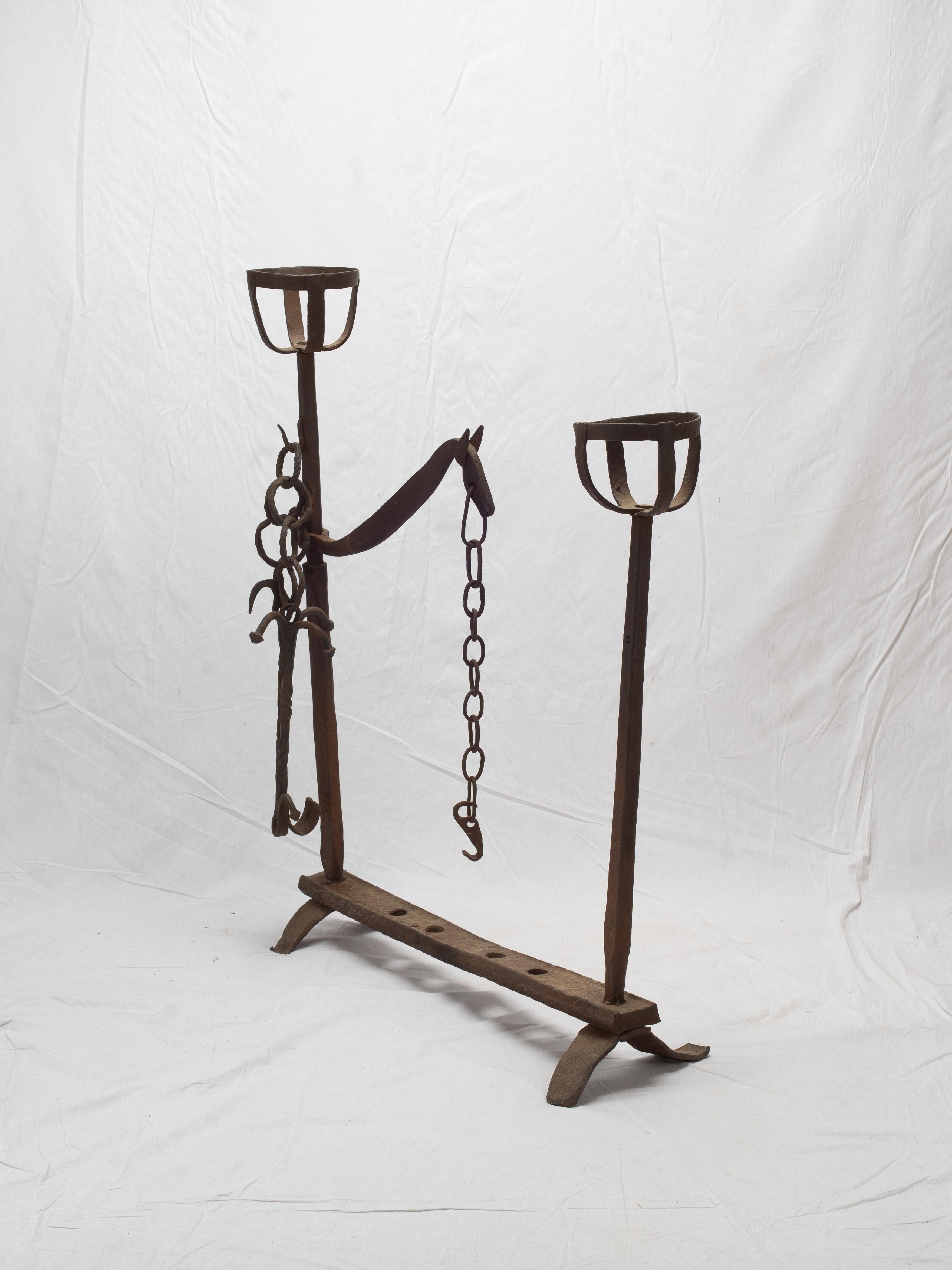 19th Century Hand Forged Spanish Blackened Iron Hearth Warmer im Zustand „Starke Gebrauchsspuren“ im Angebot in Fort Collins, CO