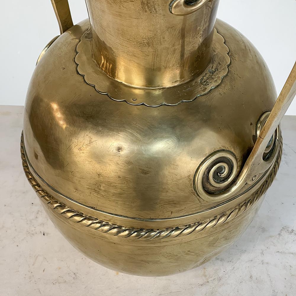 Vaso a doppio manico in ottone martellato a mano del XIX secolo in vendita 5