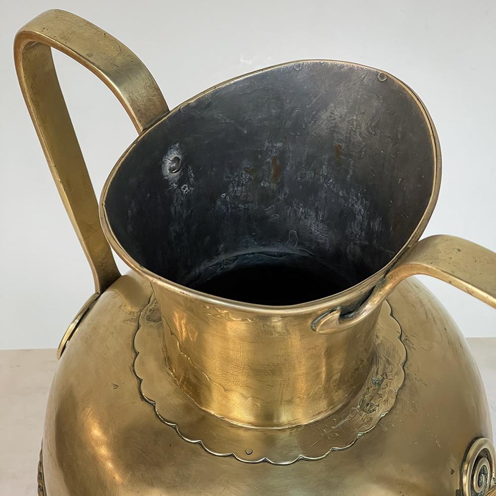 Vaso a doppio manico in ottone martellato a mano del XIX secolo in vendita 6