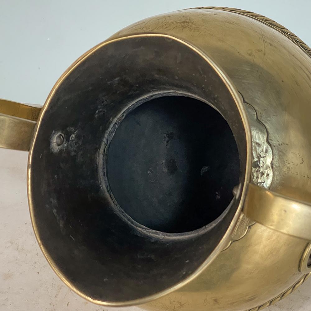 Vaso a doppio manico in ottone martellato a mano del XIX secolo in vendita 7