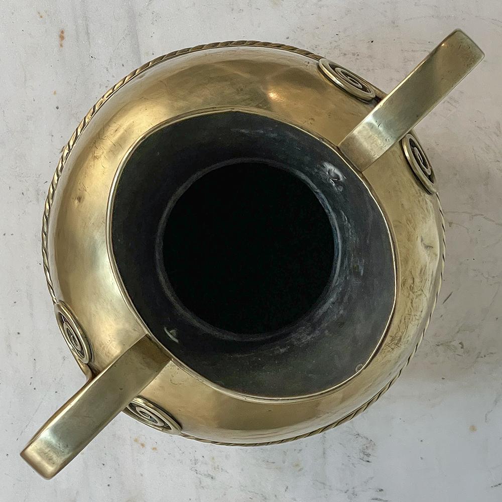 Vaso a doppio manico in ottone martellato a mano del XIX secolo in vendita 8