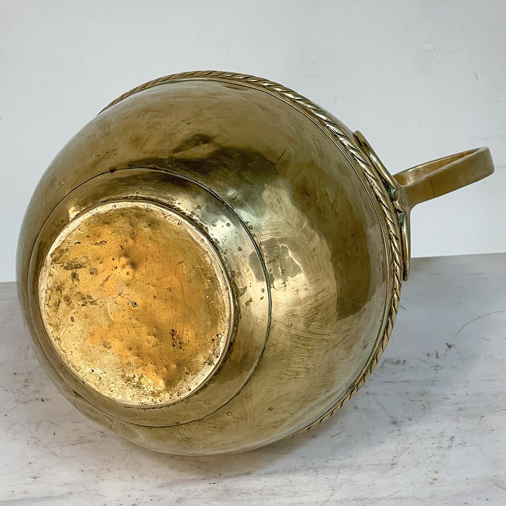 Vaso a doppio manico in ottone martellato a mano del XIX secolo in vendita 9