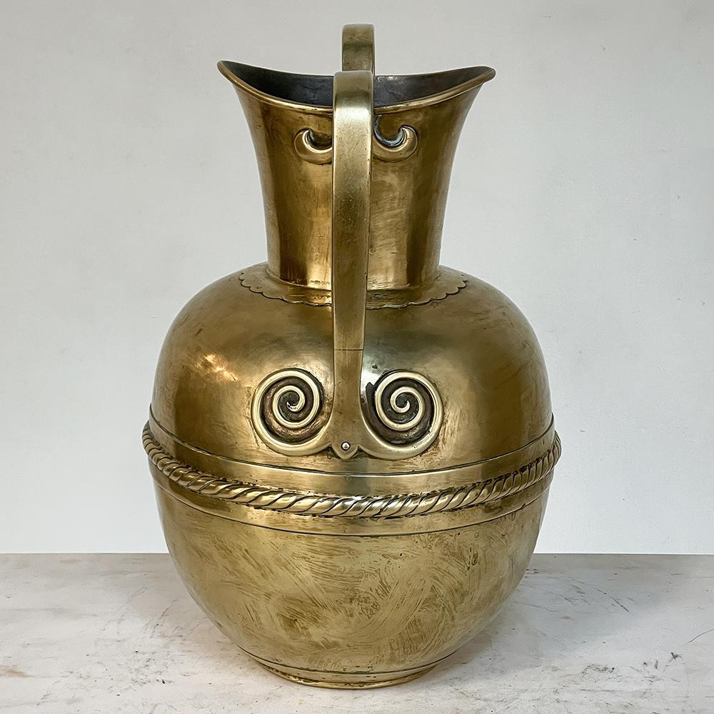 Neoclassico Vaso a doppio manico in ottone martellato a mano del XIX secolo in vendita