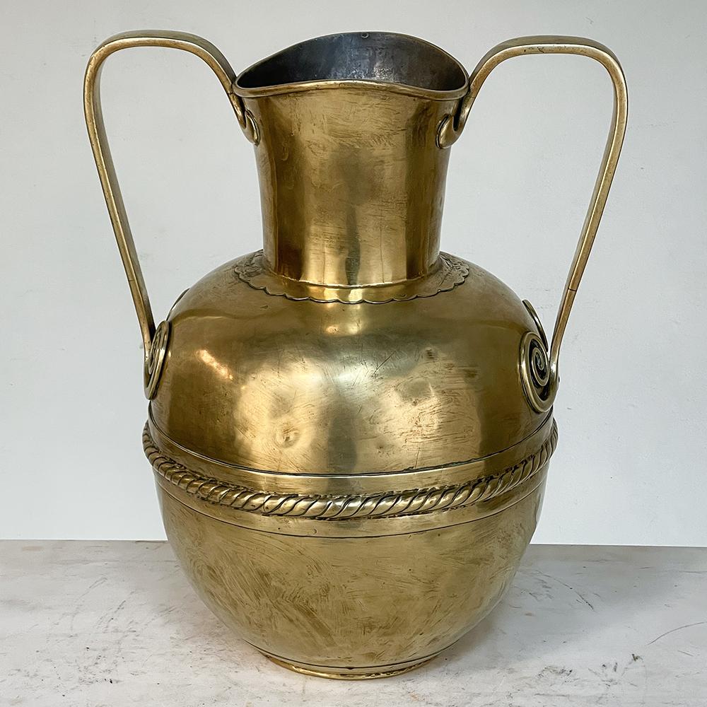 Francese Vaso a doppio manico in ottone martellato a mano del XIX secolo in vendita
