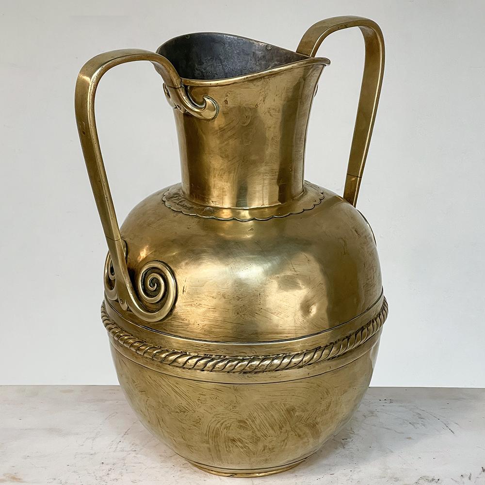 Fatto a mano Vaso a doppio manico in ottone martellato a mano del XIX secolo in vendita