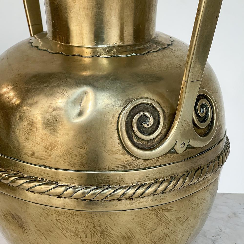 Ottone Vaso a doppio manico in ottone martellato a mano del XIX secolo in vendita