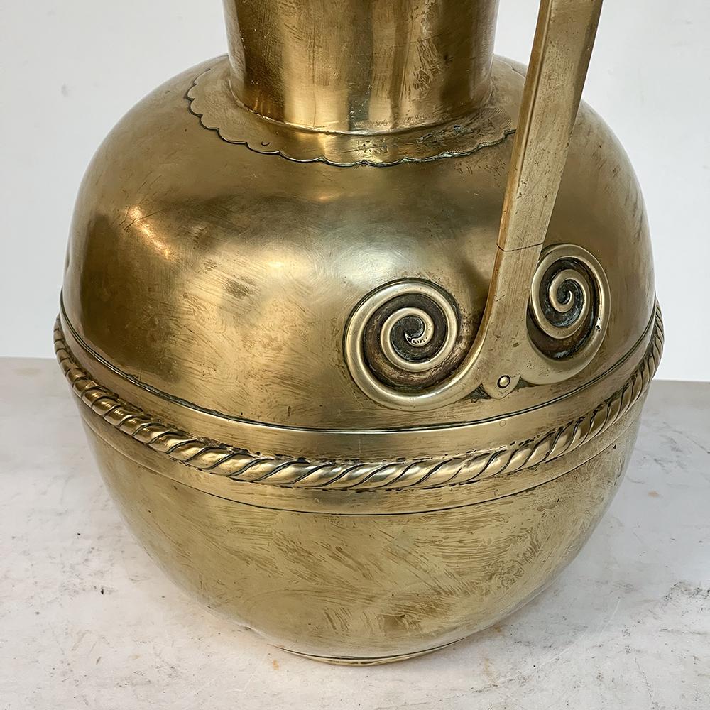Vaso a doppio manico in ottone martellato a mano del XIX secolo in vendita 1