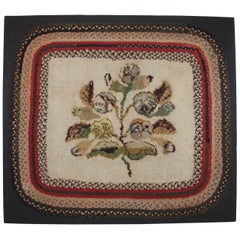 Alfombra Folky Floral Enganchada a Mano del Siglo XIX Montada con Borde Trenzado