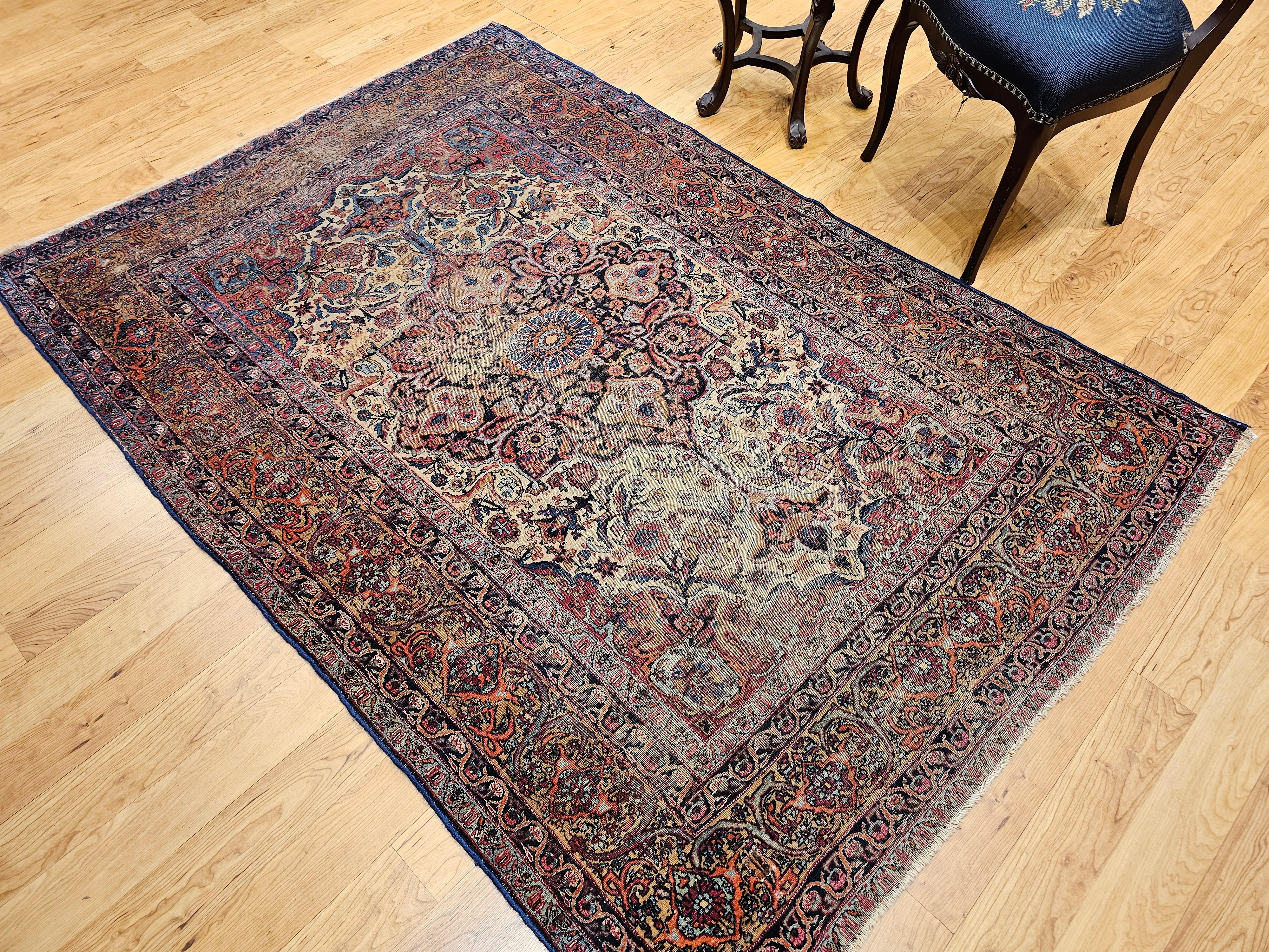 Persischer Kashan-Teppich aus dem 19. Jahrhundert mit Blumenmuster in Elfenbein, Marineblau und Safran im Angebot 5