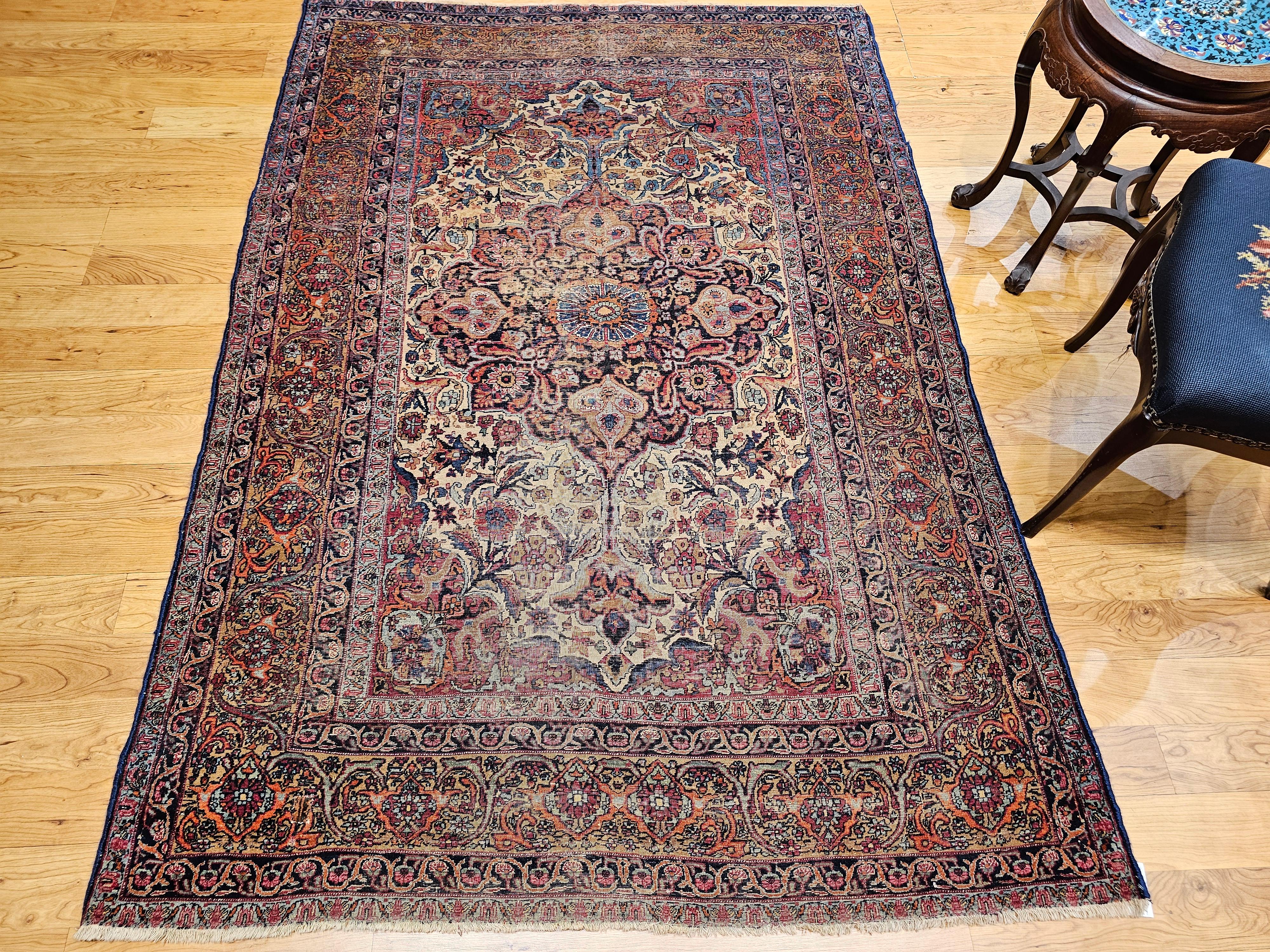 Persischer Kashan-Teppich aus dem 19. Jahrhundert mit Blumenmuster in Elfenbein, Marineblau und Safran im Angebot 6