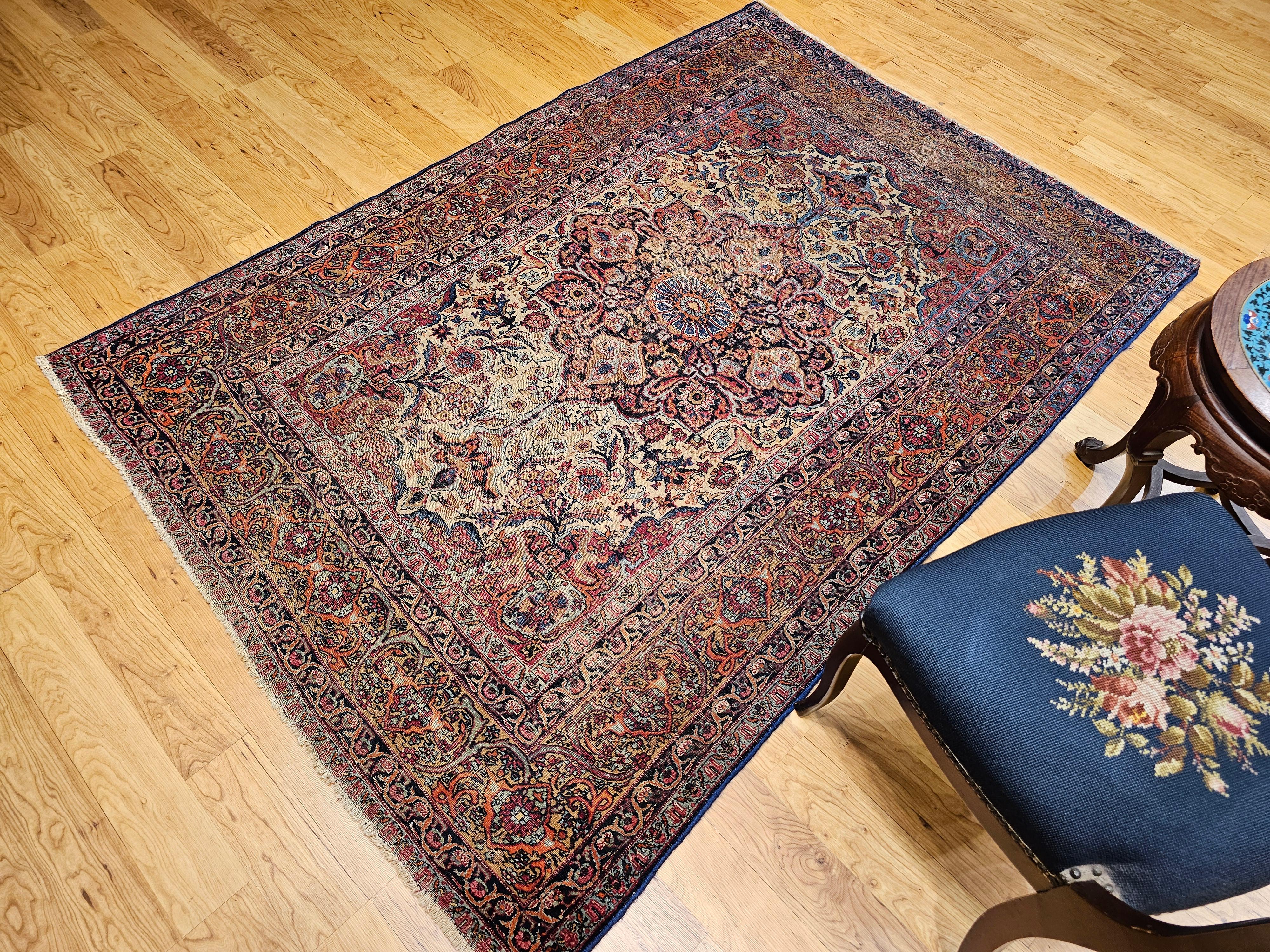 Persischer Kashan-Teppich aus dem 19. Jahrhundert mit Blumenmuster in Elfenbein, Marineblau und Safran im Angebot 7