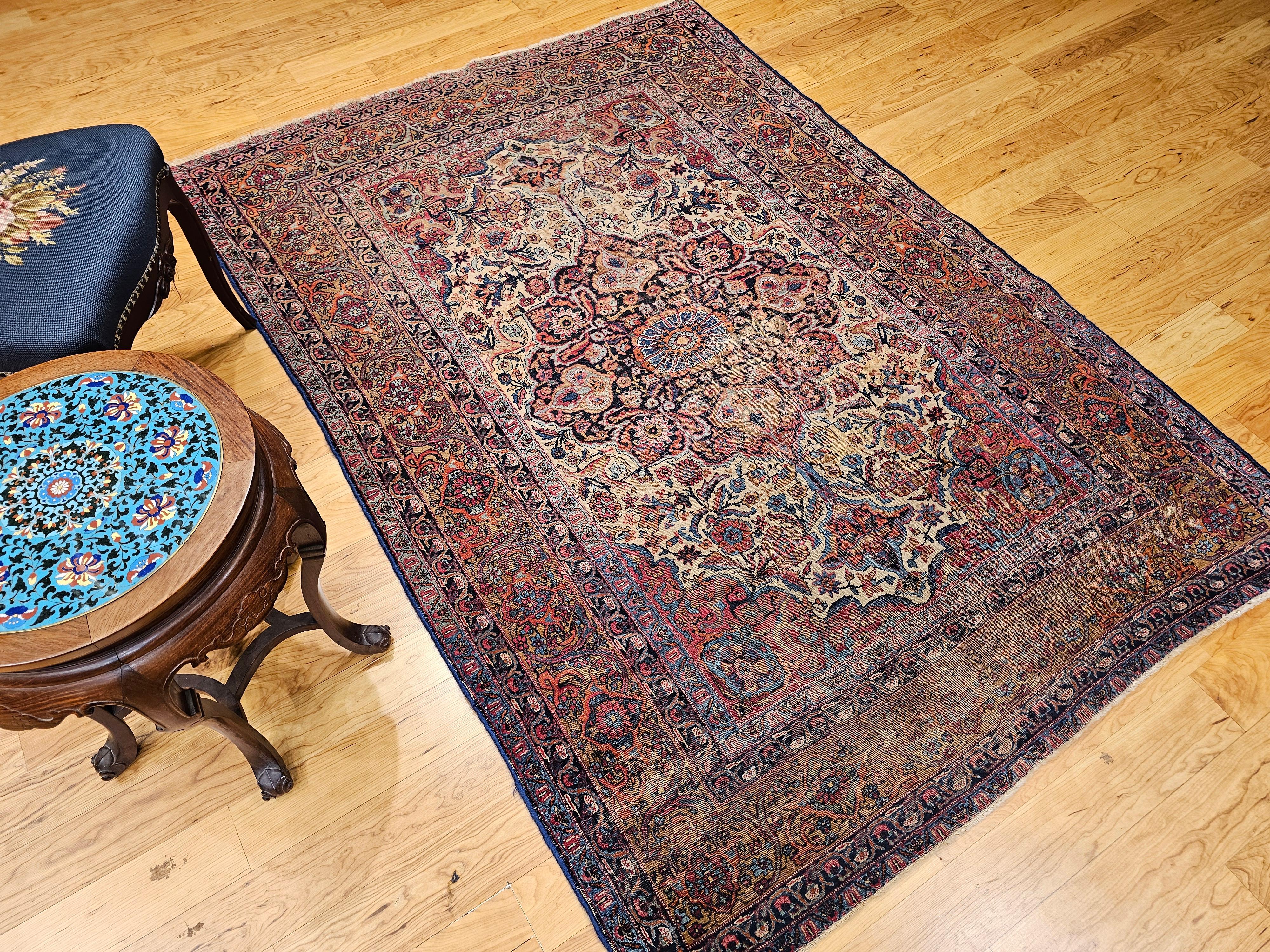 Persischer Kashan-Teppich aus dem 19. Jahrhundert mit Blumenmuster in Elfenbein, Marineblau und Safran im Angebot 8
