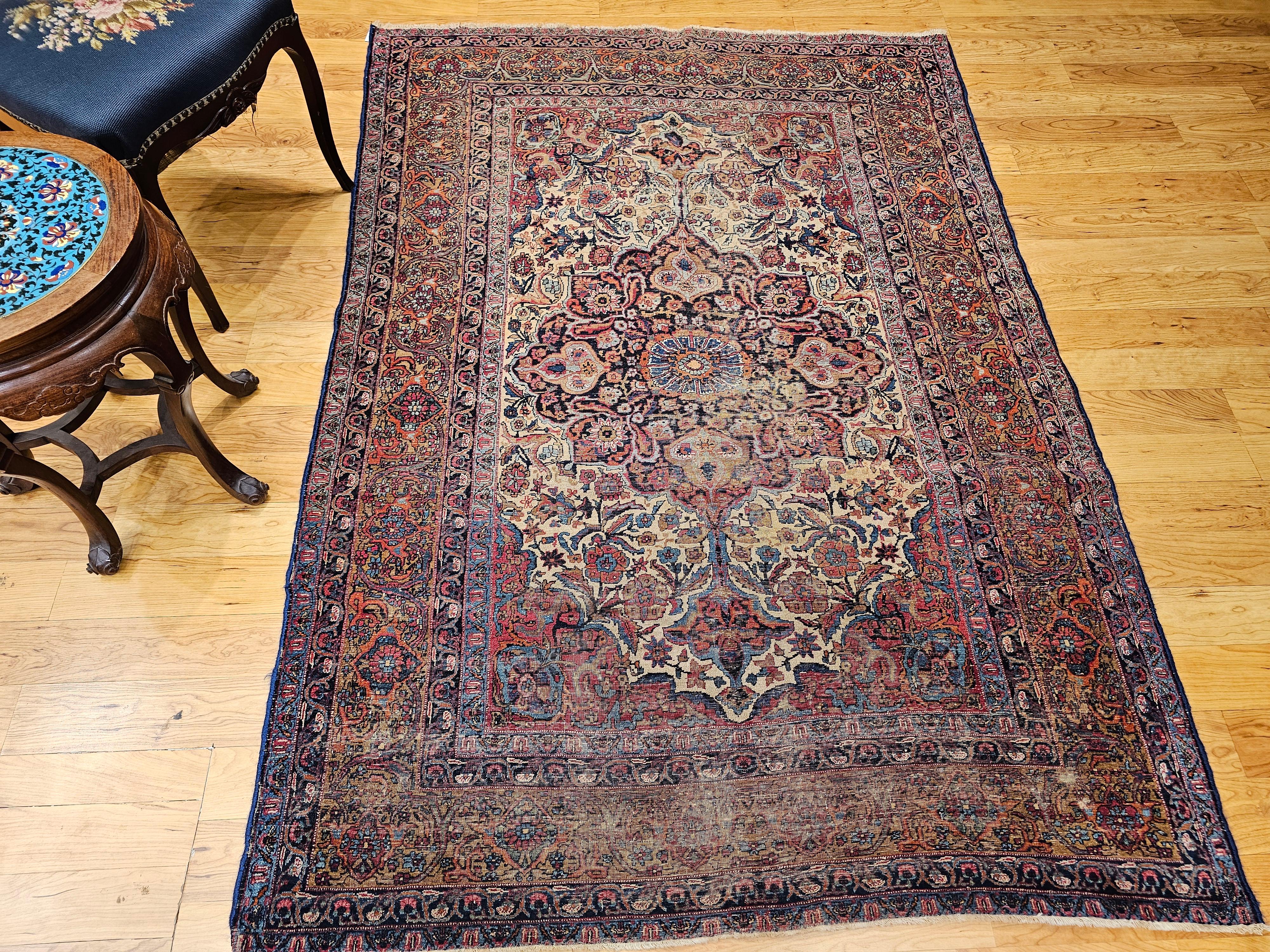 Persischer Kashan-Teppich aus dem 19. Jahrhundert mit Blumenmuster in Elfenbein, Marineblau und Safran im Angebot 9