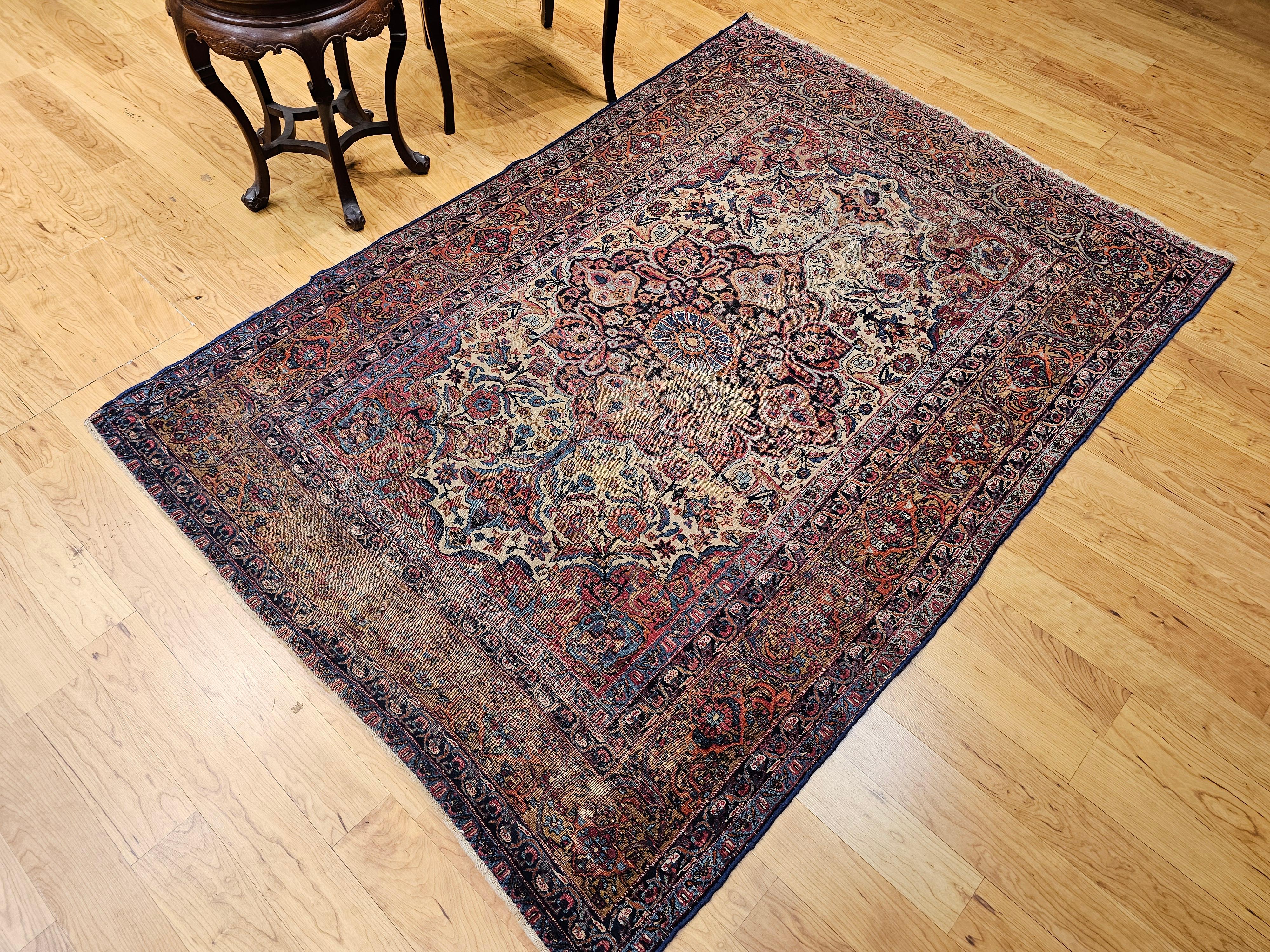 Persischer Kashan-Teppich aus dem 19. Jahrhundert mit Blumenmuster in Elfenbein, Marineblau und Safran im Angebot 10
